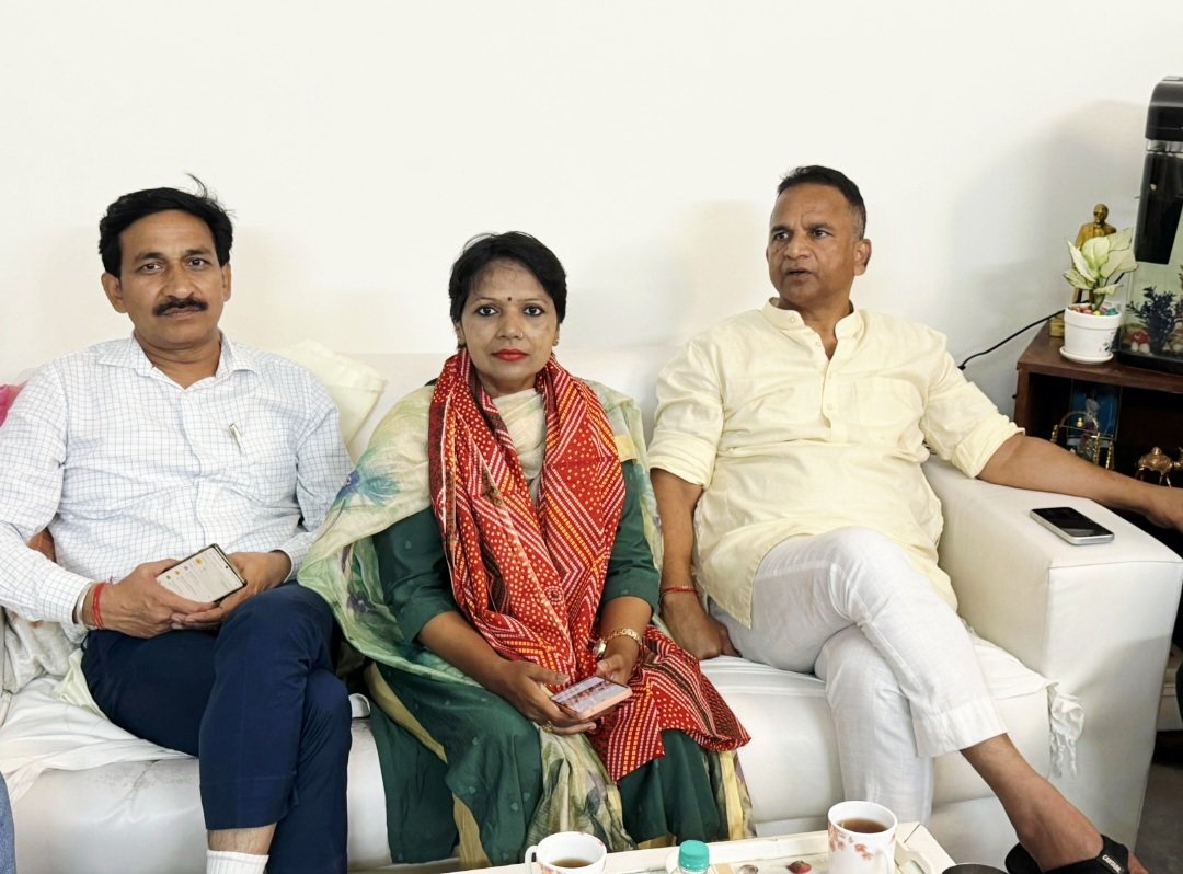 Leelasingh1978's tweet photo. SC मोर्चा महामंत्री बनाए जाने पर भाजपा दिल्ली प्रदेश के महामंत्री बड़े भाई श्री @MohanGiharaBJP जी का आशीर्वाद लिया l @NitinNabin @blsanthosh @v_shrivsatish @BJPSCMorcha @LalSinghArya @MpDrBholaSingh @BJP4Delhi @hdmalhotra @PavanRanaRSS @gupta_rekha @scm4bjp_delhi @Adv_LajpatRai https://t.co/DJa2QkcltE
