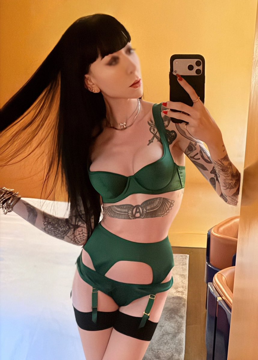 RamonaRyderNYC's tweet photo. A pop of color from your favorite goth 🦇 https://t.co/xokfGBLiU4