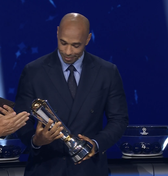 TouchlineX's tweet photo. 🚨 𝗢𝗙𝗙𝗜𝗖𝗜𝗔𝗟: Thierry Henry wins the UEFA President's Award! 🇫🇷💫 https://t.co/qOWQxWi6mM