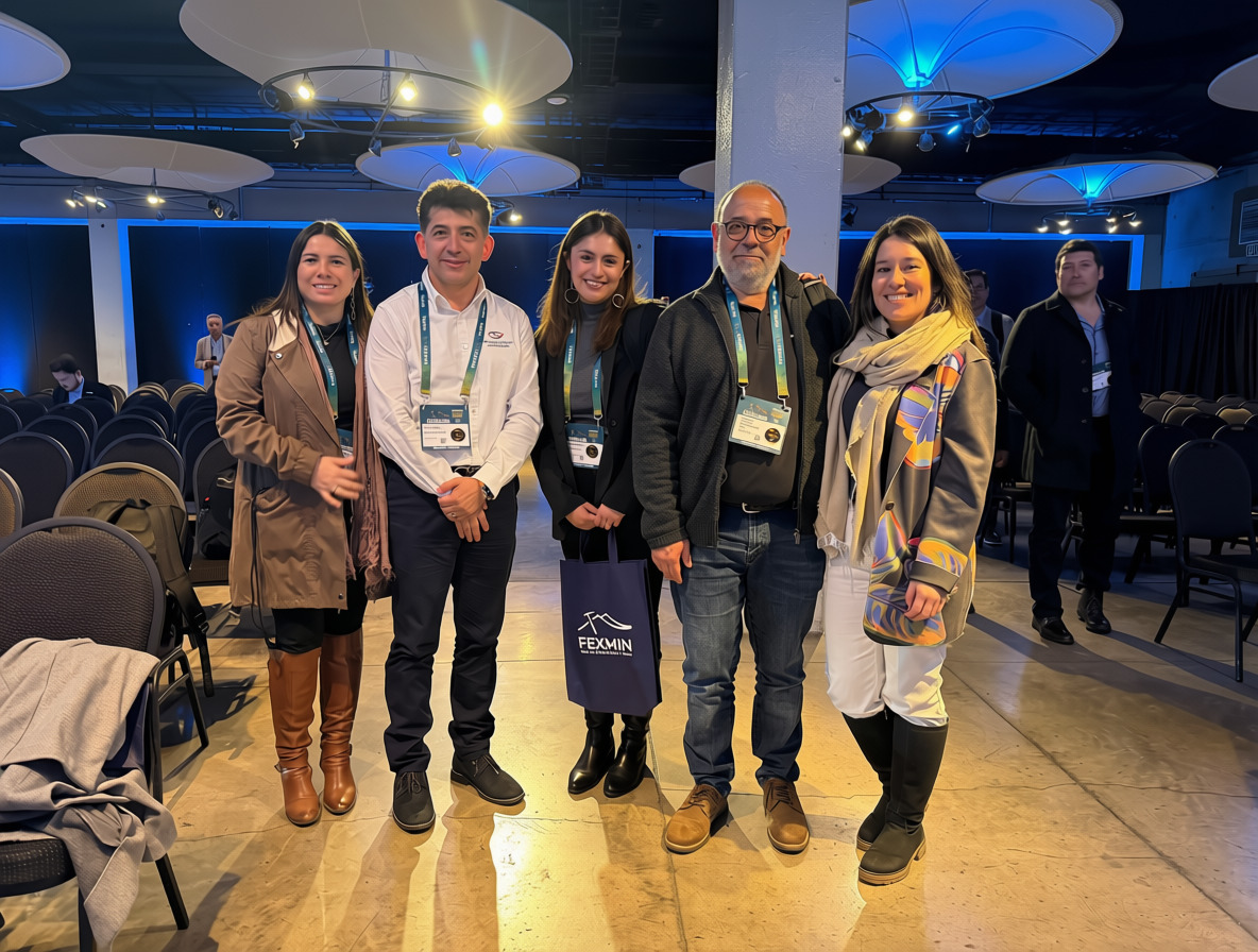 MiraGeoscience's tweet photo. 📍 Estamos en #Chile participando en #FEXMIN2026 y compartiendo cómo nuestras soluciones de #Software y #Consultoría ayudan a la industria minera a transformar datos geocientíficos en decisiones estratégicas. 👋 Conversemos: https://t.co/hDKWFcBvRy

#Minería #ExploraciónMinera https://t.co/KXZaVr7kto