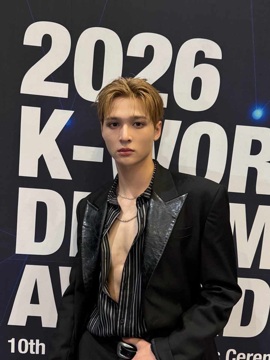 kiahverse's tweet photo. just take the shirt off https://t.co/HL9PnTzKjd