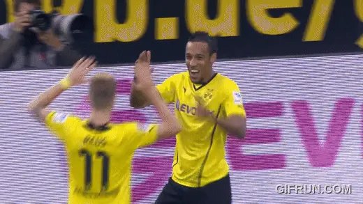 aastrial's tweet photo. Someone is stretching his arm over Auba the scorer to stroke the neck of someone else who's just there to celebrate.
#leweus https://t.co/O4rRKCnbvC