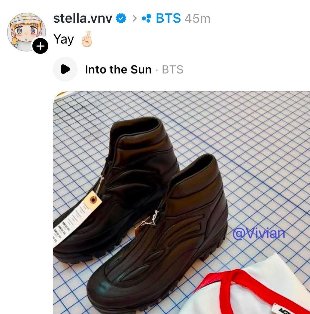 DiaBlue26's tweet photo. @jmchartsmaster She bought RM's shoes too 👏 https://t.co/5iwRmYqw2S