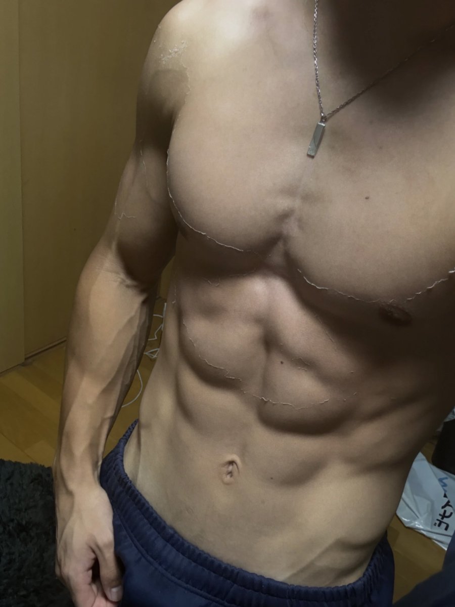 mq0db's tweet photo. #裏垢男子 #裏垢女子と繋がりたい #裏垢女子　#筋肉 
日焼けで線ができちゃった😐 https://t.co/qmE5wCBuH5