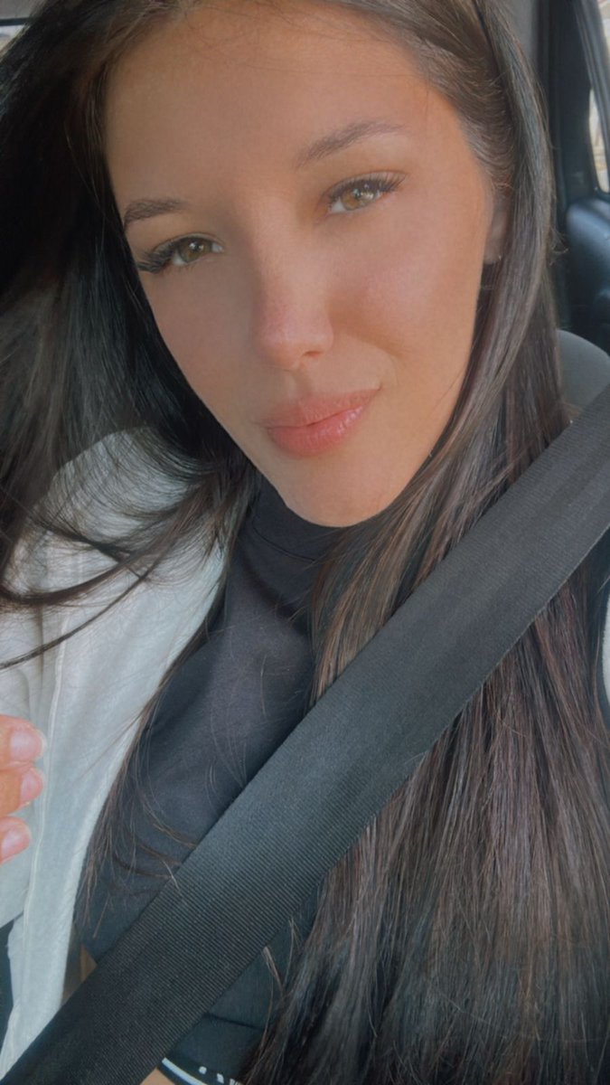 candiceimprevue's tweet photo. Je suis le genre de fille qui ouvre les volets dès que le soleil se lève, qui met de la musique un peu trop fort et qui danse pieds nus dans la cuisine… j’aime trop la vie pour rester enfermée dans mes pensées 😌 https://t.co/Gc9SSDx9DW