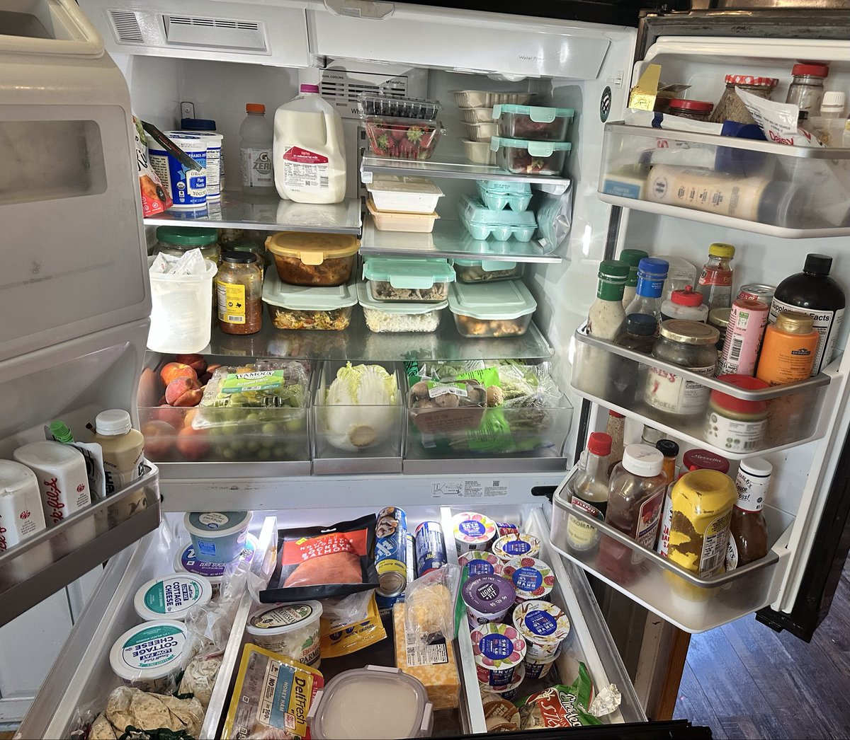 ChaChayourvmom's tweet photo. Rate my fridge. Mom of 4 
(5 if you count Doctor) https://t.co/PPihIPq07s