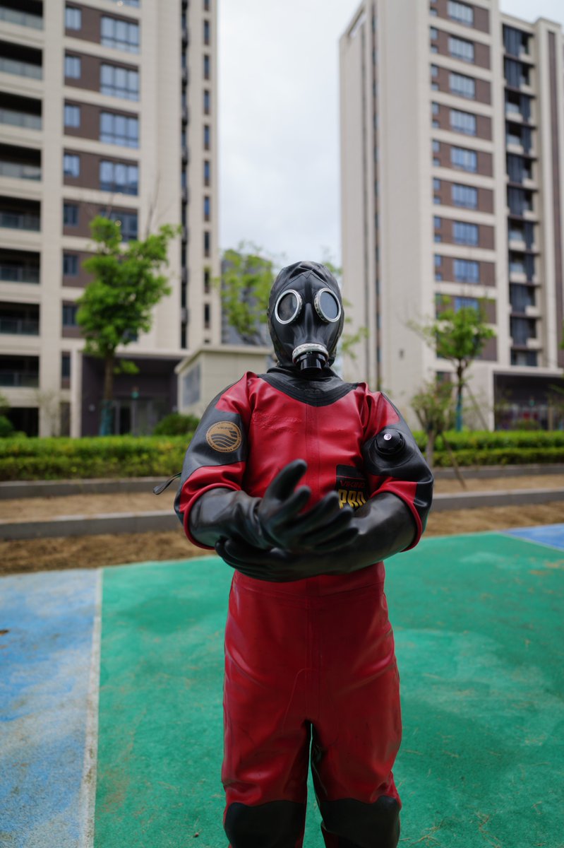 AlthCommander's tweet photo. #drysuit  #heavyrubber #rubbersuit #latex https://t.co/l4UYpZL4HK