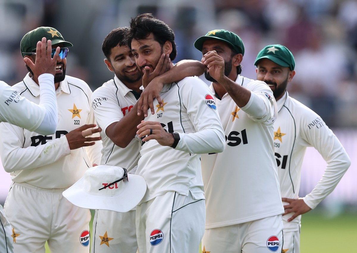 TheRealPCB's tweet photo. UNBELIEVABLE 🤯

@SalmanAliAgha1 pulls off an all-timer to send Jordan Cox packing! England are 198-6 🎯

#ENGvPAK | #PakistanCricket