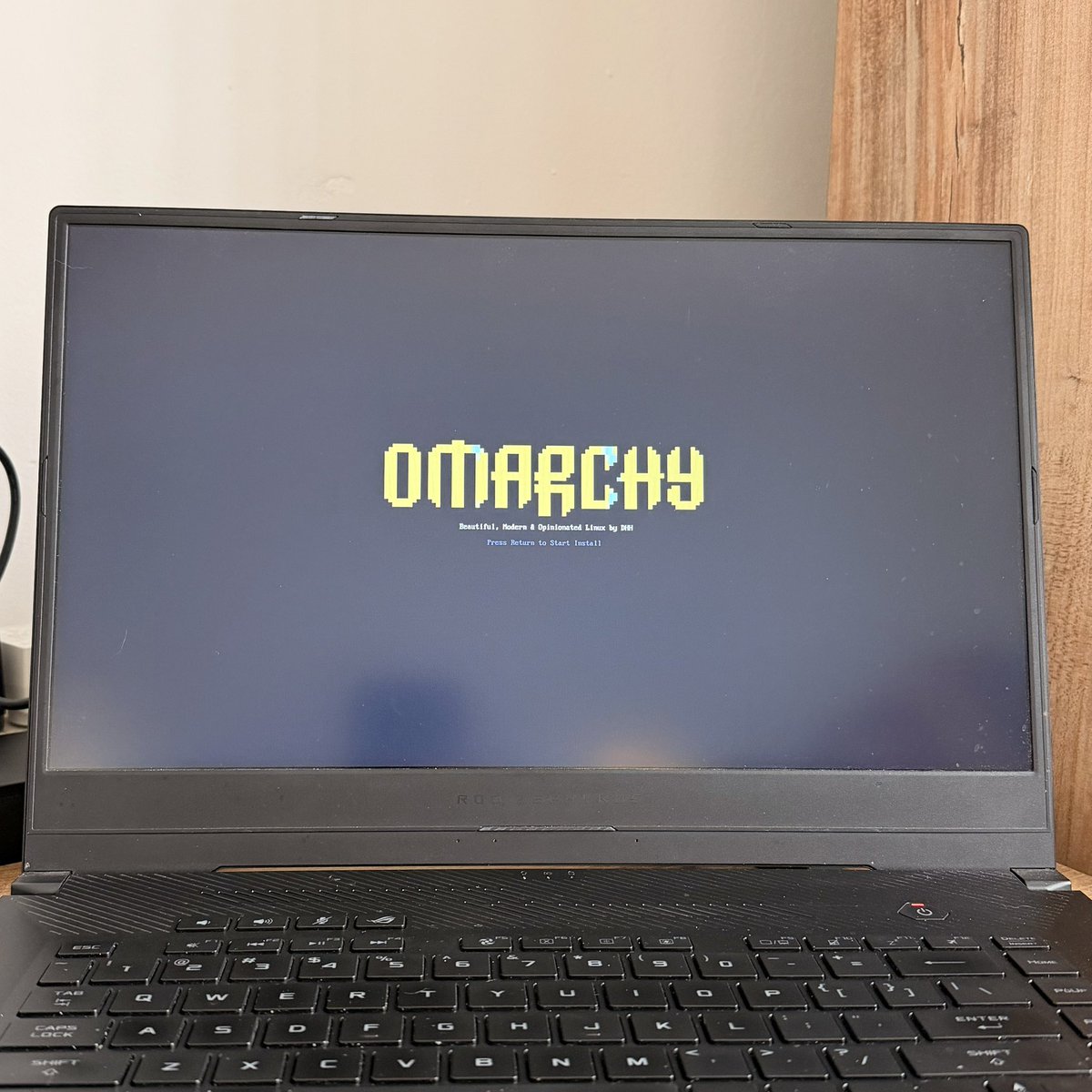 edgebal's tweet photo. Me acordé que tenía una Zephyrus al pedo. Vamos a ver que onda Omarchy. https://t.co/WPBmAlA8co
