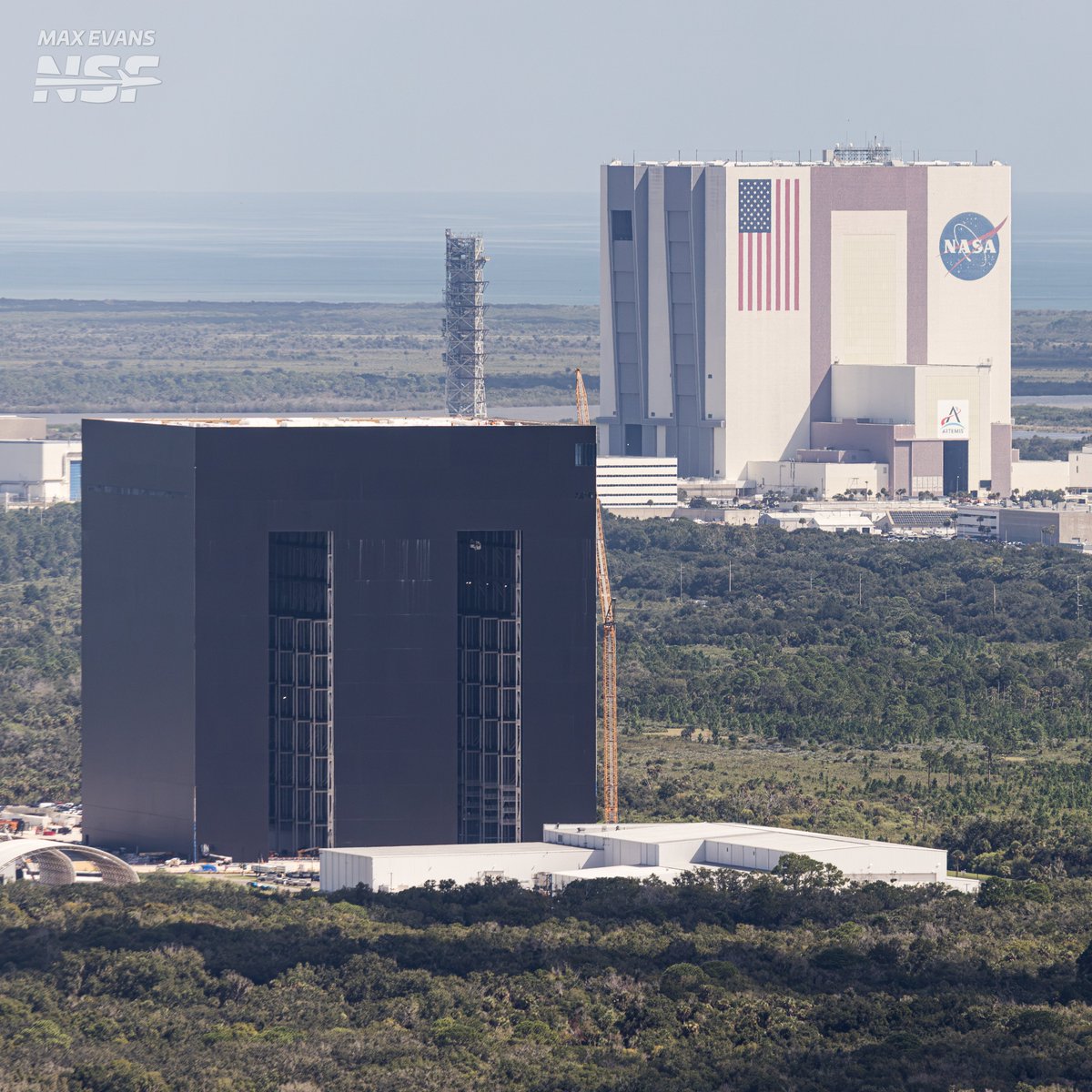 _MaxQ_'s tweet photo. 'Twas a great day to fly 👀

The Space Coast monolith (Gigabay) is nearing completion and looking ace. 

We had eyes on lots of good stuff this morning and we'll be covering all of it on next week's Space Coast Update!

📸 - @NASASpaceflight 

📺 - https://t.co/I6Y7qgX45z https://t.co/5OENkvOK38
