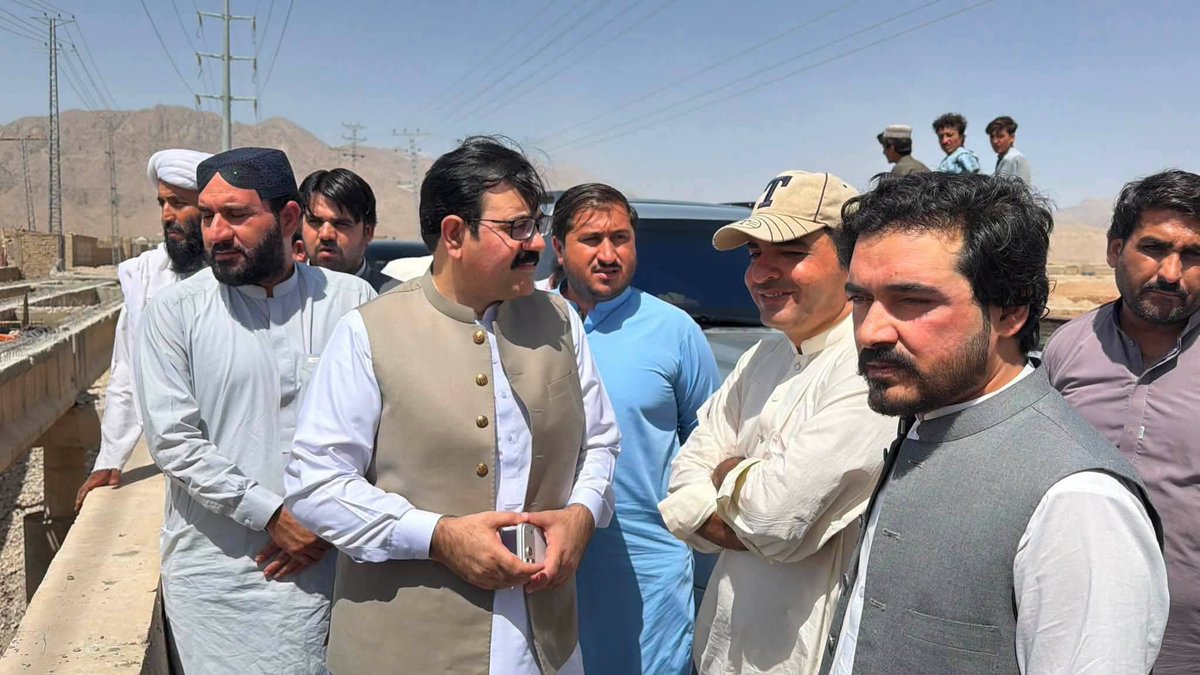 Bismillahk7's tweet photo. نواں کلی BDA بائی پاس: صوبائی وزیرِ صحت بخت محمد کاکڑ کا جاری ترقیاتی کام کا معائنہ۔ منصوبے کی بروقت تکمیل، رفتار میں تیزی اور تعمیراتی معیار یقینی بنانے کی ہدایت۔ عوامی سہولت کے منصوبوں میں معیار پر کوئی سمجھوتہ نہیں ہوگا۔
@bakhtkakar43 
@MediaCellPPP 
@PPP_Org https://t.co/h4zZTZIb93