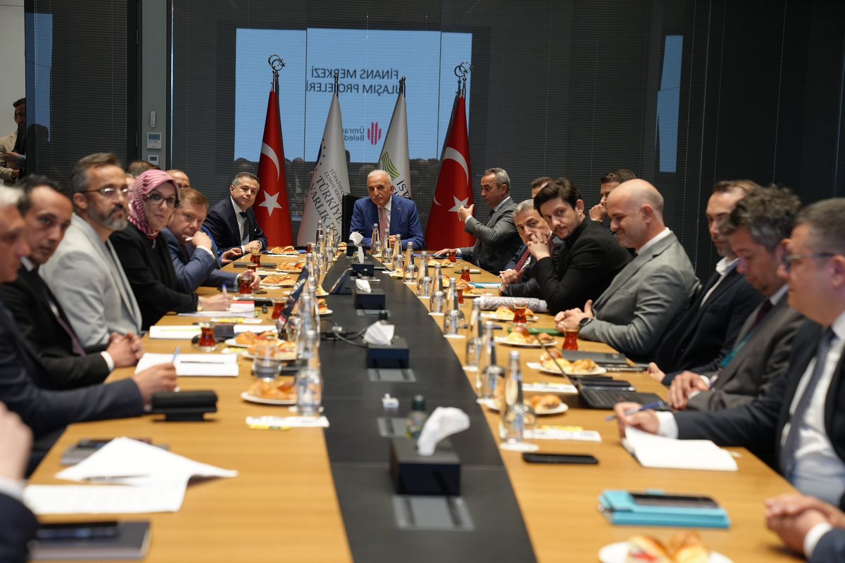 ismetyildirimtr's tweet photo. İstanbul Finans Merkezi’ndeki banka temsilcileriyle bir araya geldik.

Yapımı devam eden viyadük ve bağlantı yolları çalışmalarını, yeni planlanan ulaşım ve yan yol projelerimizi ele aldık.

Bölgedeki trafik yoğunluğunu azaltmak ve ulaşımı daha rahat hâle getirmek için çalışmalarımızı sürdürüyoruz.