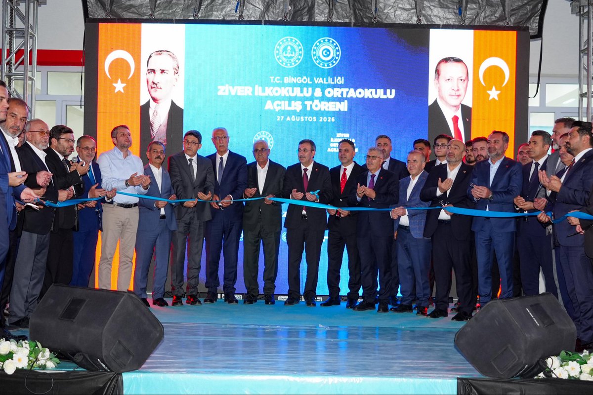 _cevdetyilmaz's tweet photo. Bingöl'ün Güveçli köyünde deprem nedeniyle yıkılan eski okulun yerine inşa edilen 8 derslikli Ziver İlkokulu ve Ortaokulu'nun açılışını gerçekleştirdik. 

Modern derslikleri ve güçlü fiziki altyapısıyla yaklaşık 110 öğrencimize güvenli ve nitelikli şartlarda eğitim imkânı sunacak olan okul, deprem sonrasında yürütülen yeniden inşa çalışmalarının kıymetli eserlerinden biri olacaktır.

Burada yetişecek evlatlarımızın vatanına, milletine ve bayrağına bağlı, bilgili, donanımlı ve özgüven sahibi bireyler olarak Türkiye’nin geleceğine katkı sunacaklarına inanıyor, hayırseverimiz Sayın Veysel Demirci’nin şahsında Ziver İnşaat ailesini, eğitime verdikleri kıymetli destek dolayısıyla gönülden tebrik ediyorum.