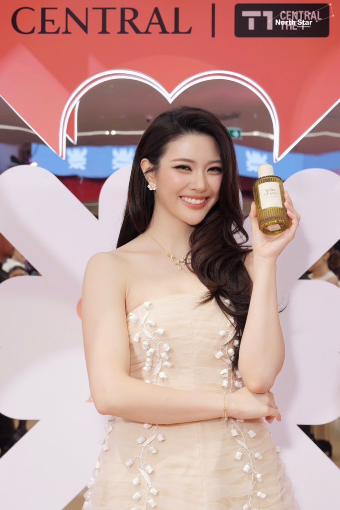 LunarSecret__'s tweet photo. ขอขอบคุณ CENTRAL BEAUTY AWARDS 2026 ที่ให้เกียรติเชิญ จินนี่-ณัฐณิชา มาร่วมงานในฐานะตัวแทนของแบรนด์ Chloé ขอบคุณสำหรับโอกาสและช่วงเวลาสุดพิเศษที่ได้ร่วมเป็นส่วนหนึ่งของค่ำคืนแห่งความงดงามและการเฉลิมฉลองในครั้งนี้ ✨

และขอแสดงความยินดีกับ Chloé อีกครั้งนะคะที่ได้รับรางวัล Best Woody Fragrance at the Central Beauty Awards 2026 🤍

GINNY CHLOE BEAUTY AWARDS26
#GinnyxCentralBeautyAwards2026
