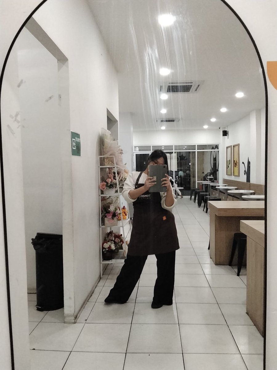 Fllleuuur's tweet photo. friska bersama talenan tomorow https://t.co/qbl9sOaLfU