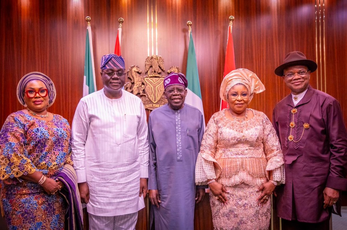 TheTope_Ajayi's tweet photo. New Head of Service takes office!

President Tinubu today sworn-in the new Head of Service, Abel Olumuyiwa Enıtan at the State House. https://t.co/pCx3zbYVAs