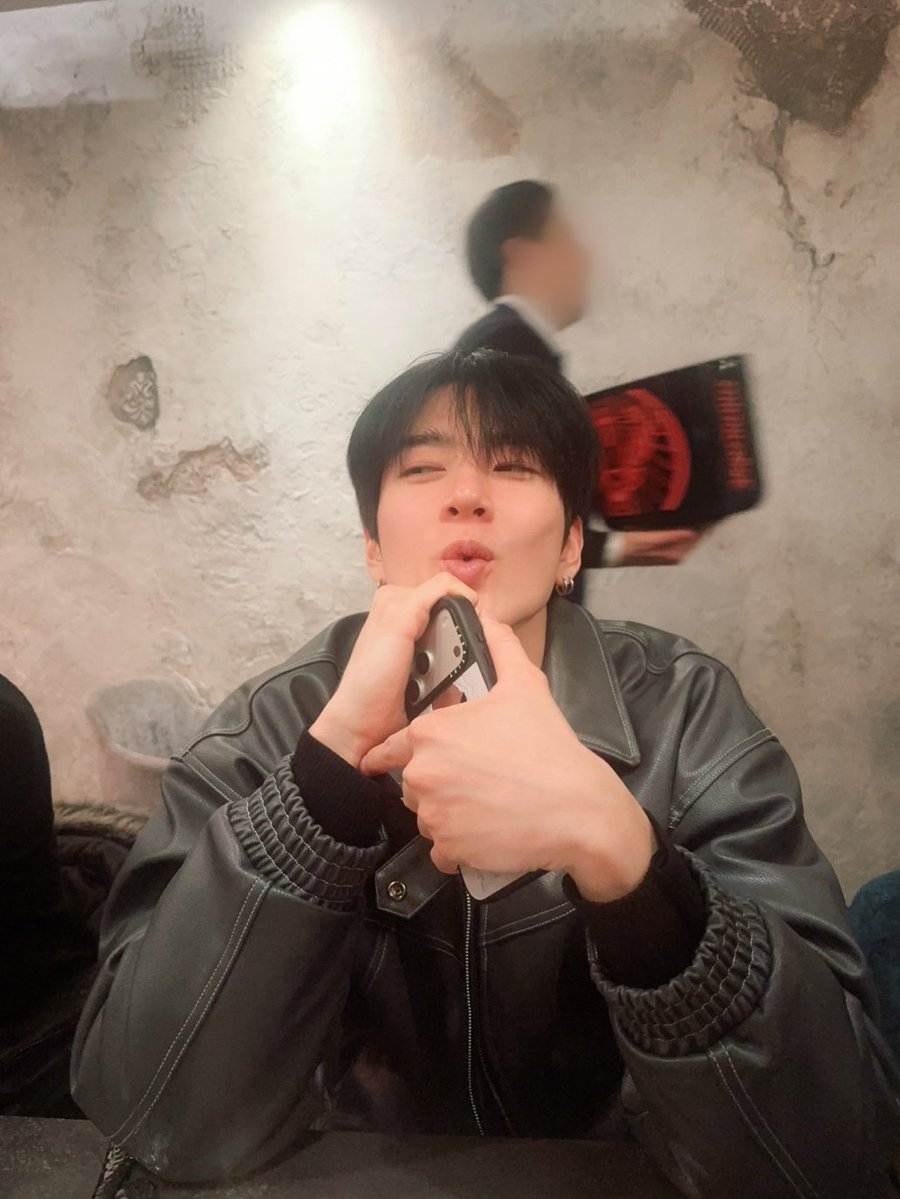 TRENDZ_OFFCL's tweet photo. [#조한국] 충충씨 생일 축하해요~~🙌🙌

#FROM_TRENDZ #TO_FRIENDZ #TRENDZ #트렌드지 https://t.co/p2K2tpMvkS
