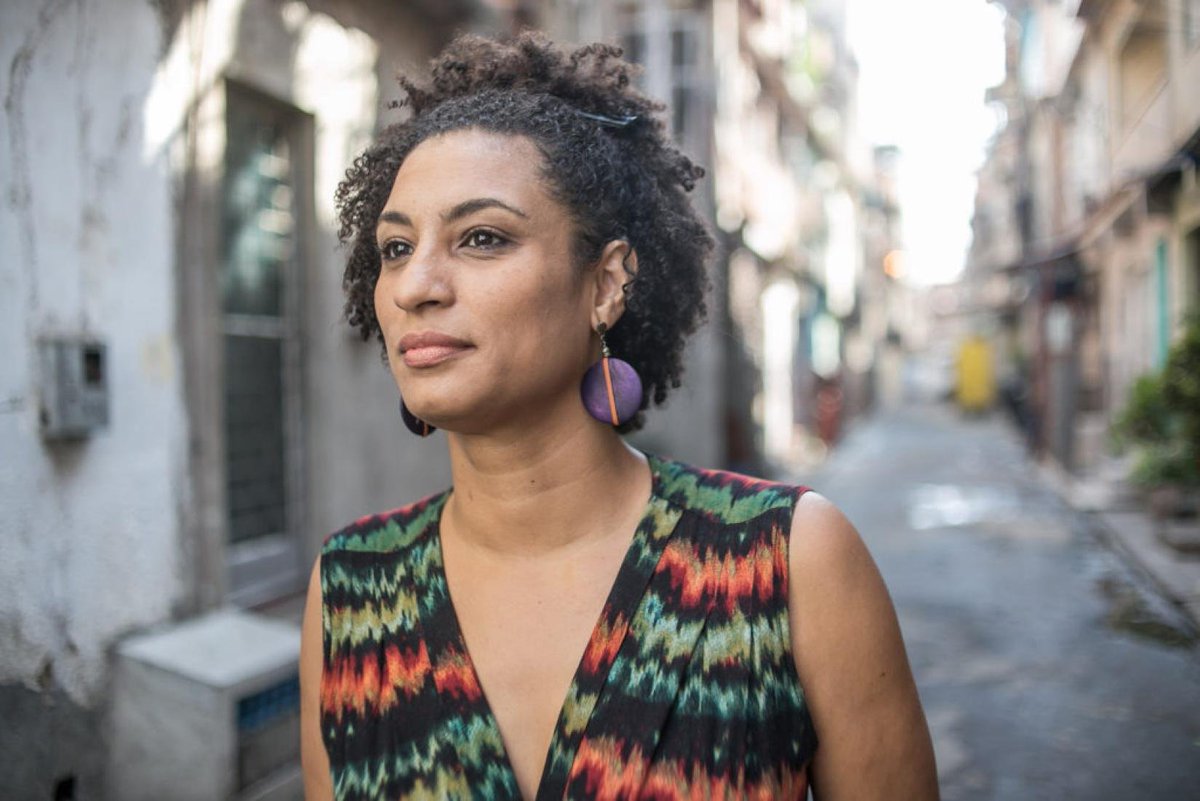 RioWarz21's tweet photo. 📸

Hoje, a Record exibirá uma entrevista exclusiva com o preso Ronnie Lessa, acusado de ser um dos assassinos de Marielle Franco, em um dos crimes políticos mais emblemáticos do país.

Em depoimento à polícia, Lessa afirmou que Chiquinho Brazão e Domingos Brazão teriam encomendado a morte de Marielle por causa de um território na Zona Oeste que seria dominado por milicianos.

Lessa declarou;
O que o Domingos me passou foi o seguinte: ‘Ela não vai deixar a gente botar o condomínio lá. Então, ela tem que sair do caminho’. Só que agora eu vou dizer: R$ 25 milhões, que era a minha parte, para dividir para quatro. Eu balancei. Aí eu tremi. Eu estava sob uma overdose de ganância, overdose de ambição... dinheiro.”
