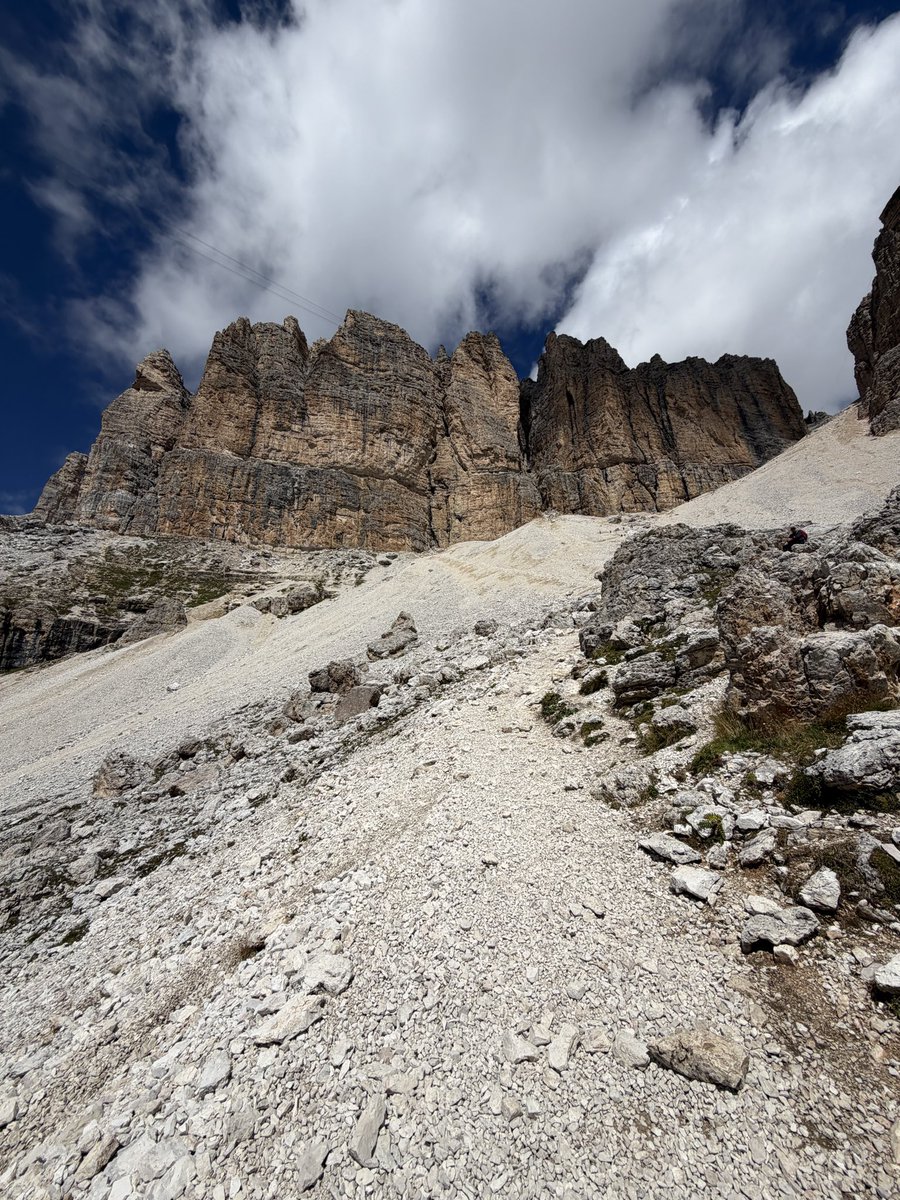 FrancescoRidi1's tweet photo. Alla fine camminare è staccare.
Già staccare da tutto ciò che ci turba, che ci crea disagio…
E forse sotto sotto #Nietzsche aveva ragione:
“Chi è salito sui più alti monti, ride di tutte le tragedie del teatro e della vita”

#passopordoi #forcellapordoi https://t.co/Ok92rOBzGW