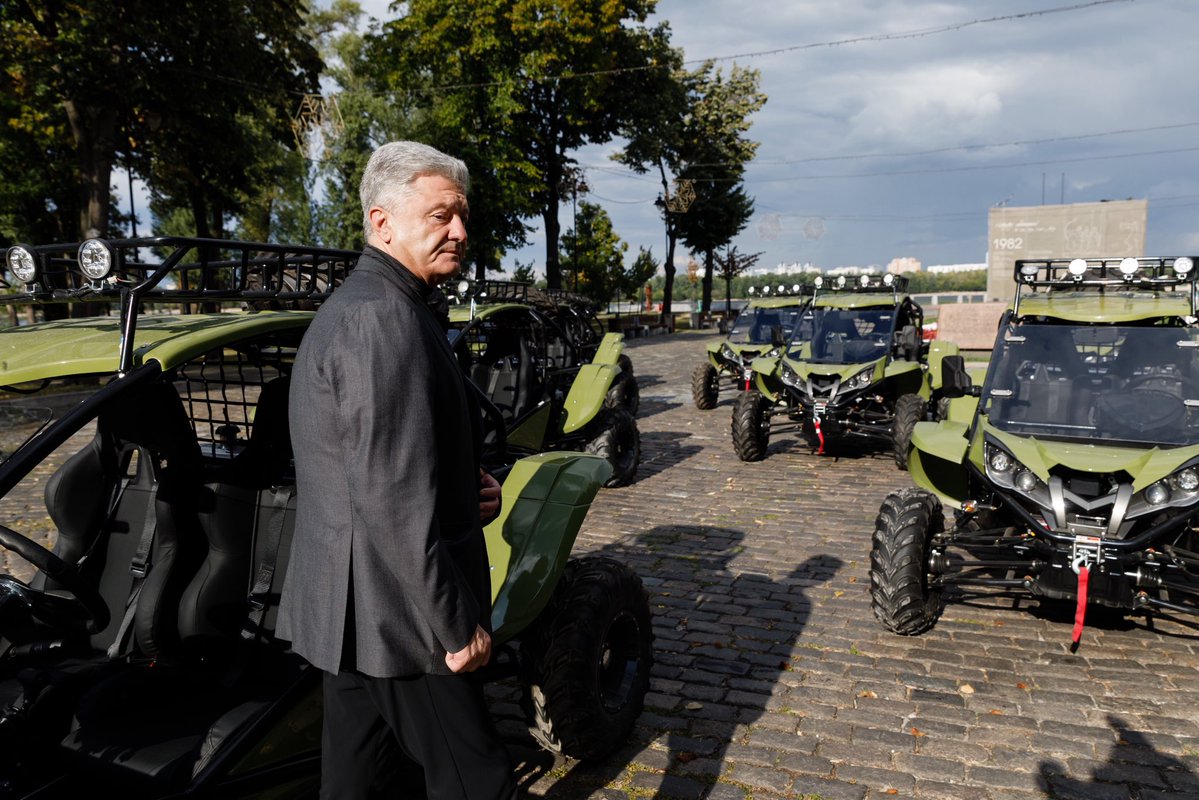 poroshenko's tweet photo. Тяжкий день… Ворог бʼє по Україні. По торговельних центрах, складських та логістичних приміщеннях. А найстрашніше — російські ракети та дрони вбивають українців. 
 
Наша відповідь — щодня допомагати і посилювати нашу армію! 
 
Символічно, що саме сьогодні Фонд Порошенка спільно з ГО «Справа Громад» започатковує нову програму з постачання баггі до підрозділів  ЗСУ. 
 
Це те, що допоможе підвозити запаси боєкомплекту на позиції або здійснювати евакуацію. Один баггі може перевозити двох бійців у повній екіпіровці або 200 кг вантажу. І робитимуть це швидко та ефективно, оскільки мають потужні двигуни і можуть набирати швидкість до 100 кілометрів за годину. 
 
Ми закупили першу партію — 180 штук вартістю 45 000 000 гривень. Перші десять передамо до війська вже найближчим часом. 
 
Так, росіяни бʼють по українському бізнесу: сьогодні реактивні «Шахеди» атакували складські приміщення Roshen. Дрони летіли на висоті пять тисяч метрів зі швидкістю триста кілометрів за годину. На щастя, завдяки тому, що всіх правил безпеки було дотримано, ніхто з працівників не постраждав. 
Але попри все ми не опускаємо руки. Працюємо. Робимо усе, щоб захистити українських воїнів та зберегти країну.