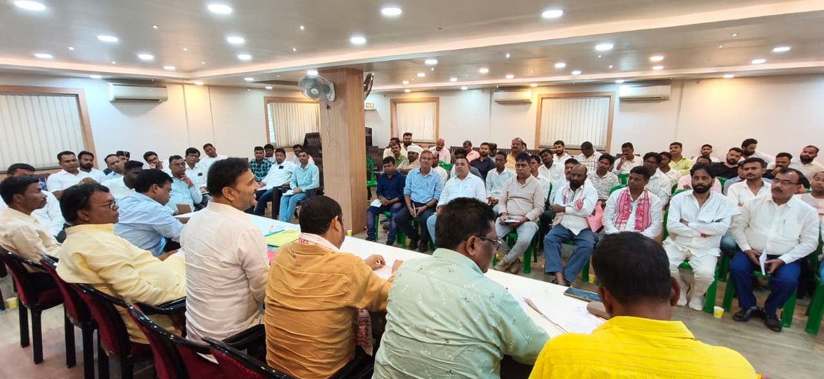 SudeshMahtoAJSU's tweet photo. JPSC-JSSC घोटाले के विरुद्ध आंदोलनरत छात्र-छात्राओं पर झारखंड मुक्ति मोर्चा का पट्टा लगाए और झंडा लिए लोगों द्वारा हमला करने की घटना की आजसू पार्टी की दिनांक 27 अगस्त 2026 की कार्यकारिणी बैठक में कड़े शब्दों में निंदा की गई। 
गिरिडीह, रामगढ़, हजारीबाग, रांची और गढ़वा में घटी ये घटनाएँ राज्य में अराजकता फैलाने का प्रयास हैं।

रांची में 21 अगस्त को एक छात्रा के हाथ से पुतला छीना गया, उसके साथ मारपीट हुई और उसने आठ नामजद लोगों के विरुद्ध प्राथमिकी दर्ज कराई है। नामजद आरोपियों के विरुद्ध आख़िरकार कार्रवाई क्यों नहीं हो रही है?

छात्रों का आंदोलन सरकार द्वारा किए गए घोटालों के विरुद्ध है, किसी राजनीतिक दल के विरुद्ध नहीं। आंदोलनरत छात्र-छात्राओं पर हमला करने का अधिकार किसी राजनीतिक दल को नहीं है।

शांतिपूर्ण आंदोलन कर रहे छात्र-छात्राओं को सुरक्षा देना राज्य सरकार की संवैधानिक जिम्मेदारी है। पुलिस की मौजूदगी में यदि छात्राओं के साथ बदसलूकी होती है, तो दोषी पुलिस पदाधिकारियों के विरुद्ध शीघ्र कार्रवाई हो।

झारखंड मुक्ति मोर्चा को यह समझना होगा कि दल और सरकार एक नहीं होते। सरकार संविधान से चलती है, दल के झंडे से नहीं।

इसके विरोध में आजसू पार्टी राज्य के प्रत्येक जिला मुख्यालय पर सरकार का पुतला दहन करेगी।

@ajsupartyjh
