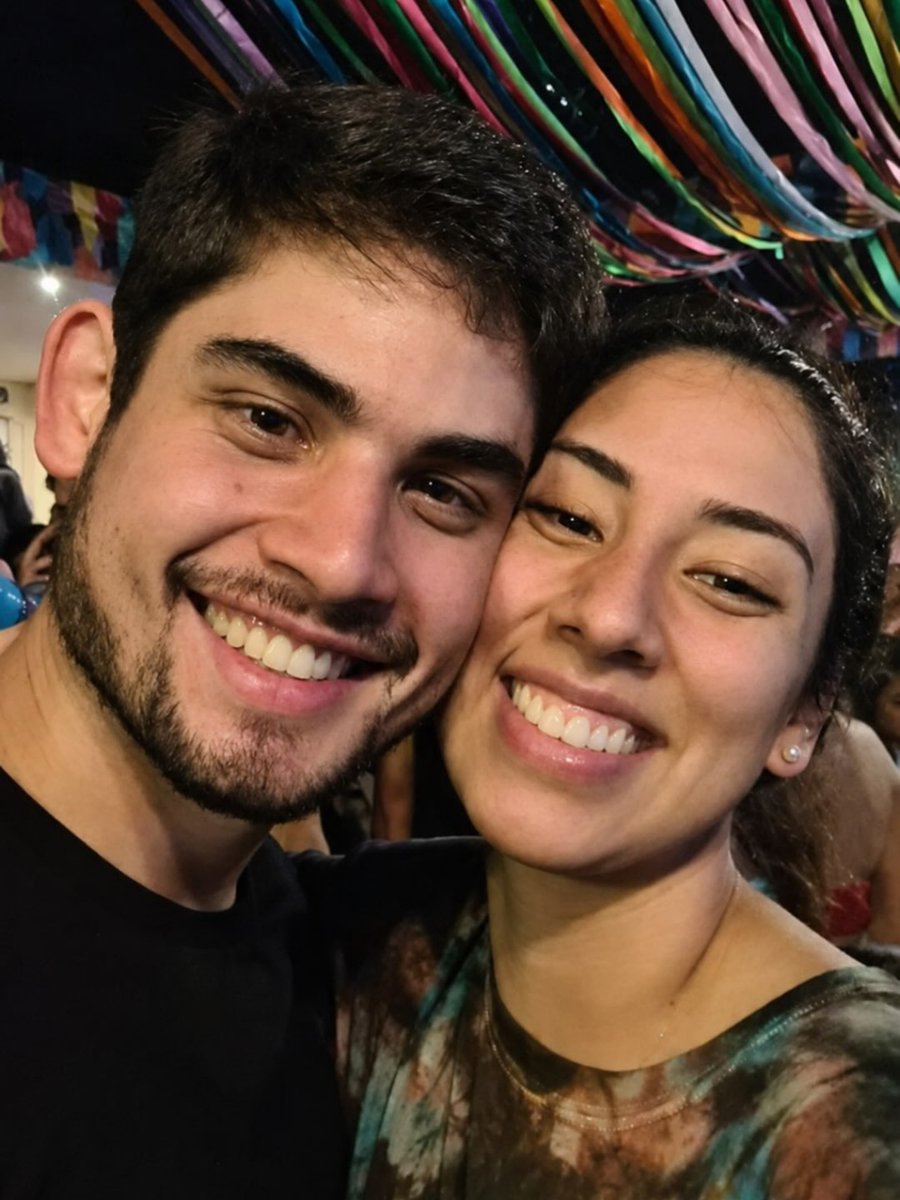 poptime's tweet photo. Freira e padre deixam seus ofícios após sete anos de devoção religiosa para viver grande amor juntos. https://t.co/axtbp7LWan