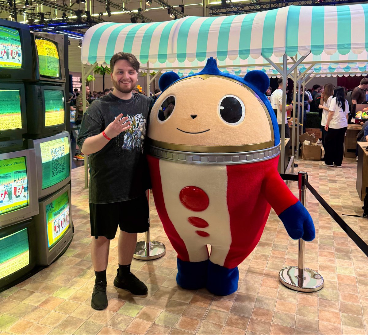 LeonErikZ's tweet photo. I met Teddie and touched his fur 😁💛

@SEGA #SEGAgc #PERSONAgc #P4R https://t.co/iFhrrEUGJm