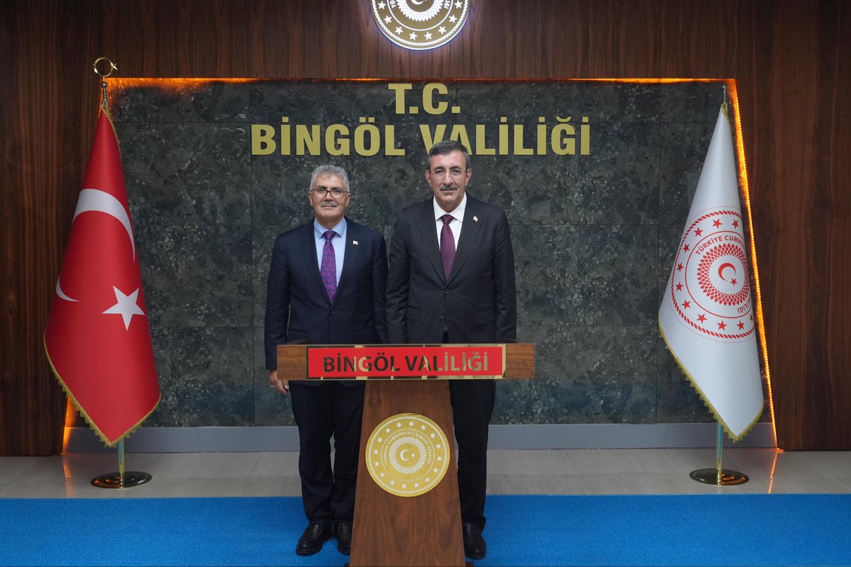 _cevdetyilmaz's tweet photo. Baba ocağım Bingöl’ü ziyaretimiz kapsamında Valimiz Cahit Çelik’ten ilimiz genelinde yürütülen çalışmalar ve devam eden yatırımlar hakkında kapsamlı bilgi aldık.

Türkiye Yüzyılı hedeflerimize yürürken Bingöl’ümüzün kalkınması ve hemşehrilerimizin yaşam kalitesinin daha da yükseltilmesi hedefiyle, şehrimizi her alanda desteklemeyi sürdüreceğiz.