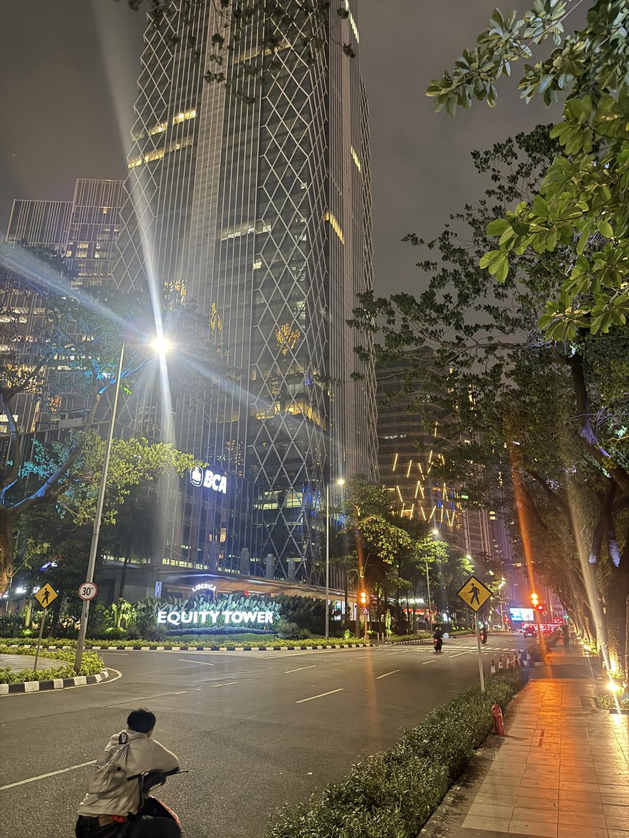 fznvoid's tweet photo. SCBD biasanya sibuk, malam ini malah tenang. https://t.co/x3xdc2ipa7