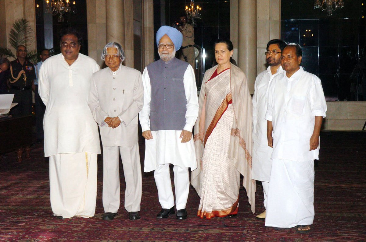 RamaGanapa36231's tweet photo. స్వాతంత్ర్యం వచ్చినప్పటి నుండి కాంగ్రెస్ 54 సంవత్సరాల 5 నెలల పాటు పాలించింది.

ఆధునిక భారతదేశ నిర్మాణానికి కాంగ్రెస్ చేసిన కీలకమైన కృషి 🔥

1. భారత రాజ్యాంగం

2. భారీ ఆనకట్టల నిర్మాణం (భాక్రా, హీరాకుడ్, ఇడుక్కి, నర్మదా, తెహ్రీ, ఉకై, ఇందిరా సాగర్, శ్రీశైలం, మొదలైనవి)

3. రైల్వే నెట్వర్క్ విస్తరణ, దీనిని ప్రపంచంలో నాల్గవ అతిపెద్ద నెట్వర్క్‌గా తీర్చిదిద్దడం.

4. విద్యుత్ ఉత్పత్తిలో అనేక రెట్ల పెరుగుదల. 1947లో 1,362 మెగావాట్ల నుండి 2014 నాటికి 2,60,000 మెగావాట్లకు చేరడం.

5. భారీ వంతెనలు (గంగా, బ్రహ్మపుత్ర, యమునా, మహానది, కృష్ణా, గోదావరి, కావేరి నదులపై, మరియు బాంద్రా-వర్లీ సీ లింక్, ఫరక్కా, విక్రమ్ శిల, రాజేంద్ర సేతు, మొదలైనవి)

6. అనేక ఓడరేవుల నిర్మాణం మరియు/లేదా విస్తరణ.

 7. జాతీయ రహదారులు, రోడ్ల భారీ విస్తరణతో, భారతదేశం ప్రపంచంలోనే రెండవ అతిపెద్ద రహదారి నెట్‌వర్క్‌గా అవతరించింది.

 సంస్థల ఏర్పాటు, ఉదాహరణకు:

8. ఐఐటీలు (ఇండియన్ ఇన్‌స్టిట్యూట్స్ ఆఫ్ టెక్నాలజీ)
9. ఐఐఎంలు (ఇండియన్ ఇన్‌స్టిట్యూట్స్ ఆఫ్ మేనేజ్‌మెంట్)
10. సీఎస్ఐఆర్ (కౌన్సిల్ ఆఫ్ సైంటిఫిక్ అండ్ ఇండస్ట్రియల్ రీసెర్చ్)
11. ఎయిమ్స్ (ఆల్ ఇండియా ఇన్‌స్టిట్యూట్ ఆఫ్ మెడికల్ సైన్సెస్)
12. ఐఏఆర్ఐ (ఇండియన్ అగ్రికల్చరల్ రీసెర్చ్ ఇన్‌స్టిట్యూట్)
13. యూజీసీ (యూనివర్సిటీ గ్రాంట్స్ కమిషన్)
14. ఎన్‌సీఈఆర్‌టీ (నేషనల్ కౌన్సిల్ ఆఫ్ ఎడ్యుకేషనల్ రీసెర్చ్ అండ్ ట్రైనింగ్)
15. ఏఐసీటీఈ (ఆల్ ఇండియా కౌన్సిల్ ఆఫ్ టెక్నికల్ ఎడ్యుకేషన్)
16. డీఆర్‌డీఓ (డిఫెన్స్ రీసెర్చ్ అండ్ డెవలప్‌మెంట్ ఆర్గనైజేషన్)
17. ఇస్రో (ఇండియన్ స్పేస్ రీసెర్చ్ ఆర్గనైజేషన్)
18. ఐఎంసీ (ఇండియన్ మెడికల్ కౌన్సిల్)
19. ఐఏఈ (ఇండియన్ అటామిక్ ఎనర్జీ కమిషన్)
20. బార్క్ (భాభా అటామిక్ ఎనర్జీ కమిషన్)
21. ఎయిర్‌పోర్ట్స్ అథారిటీ ఆఫ్ ఇండియా
22. ఎన్‌హెచ్‌ఏఐ (నేషనల్ హైవే అథారిటీ ఆఫ్ ఇండియా)
23. సెయిల్ (స్టీల్ అథారిటీ ఆఫ్ ఇండియా)
24. స్టీల్  కర్మాగారాలు

25. షిప్పింగ్ కార్పొరేషన్ ఆఫ్ ఇండియా
26. జలాంతర్గాములు, విమాన వాహక నౌకలతో సహా నౌకా నిర్మాణం
27. హెచ్‌ఏఎల్ (హిందుస్థాన్ ఏరోనాటిక్స్ లిమిటెడ్, బెంగళూరు)
28. కోల్ ఇండియా లిమిటెడ్
29. ఫెర్టిలైజర్ కార్పొరేషన్ ఆఫ్ ఇండియా
30. సిమెంట్ కార్పొరేషన్ ఆఫ్ ఇండియా
31. రాజస్థాన్ కాలువ ప్రాజెక్ట్
32. ఇంజనీర్స్ ఇండియా లిమిటెడ్
33. ఇండియన్ ఫారెస్ట్ ఇన్‌స్టిట్యూట్, డెహ్రాడూన్

34. భారతదేశాన్ని ప్రపంచంలోనే అతిపెద్ద వరి మరియు పప్పుధాన్యాల ఉత్పత్తిదారుగా నిలపడం.

35. భారతదేశాన్ని ప్రపంచంలోనే రెండవ అతిపెద్ద పండ్లు మరియు కూరగాయల ఉత్పత్తిదారుగా నిలపడం.

 36. స్పోర్ట్స్ అథారిటీ ఆఫ్ ఇండియా

37. ఇండియన్ నేషనల్ సైన్స్ అకాడమీ
38. ఇండియన్ ఫిల్మ్ & టెలివిజన్ ఇన్స్టిట్యూట్, పూణే

39. అంతరిక్ష పరిశోధన మరియు ఉపగ్రహ కార్యక్రమాలు
40. ఫుడ్ కార్పొరేషన్ ఆఫ్ ఇండియా
41. ఐటీడీసీ (ఇండియా టూరిజం డెవలప్‌మెంట్ కార్పొరేషన్)
42. ఎస్‌టీసీ (స్టేట్ ట్రేడింగ్ కార్పొరేషన్)
43. కేవీఐసీ (ఖాదీ మరియు గ్రామ పరిశ్రమల కమిషన్)
44. ఓఎన్‌జీసీ (ఆయిల్ అండ్ నేచురల్ గ్యాస్ కమిషన్)
45. ఐఓసీ (ఇండియన్ ఆయిల్ కార్పొరేషన్)
46. ఎంఎంటీసీ (మైన్స్ అండ్ మెటల్స్ ట్రేడింగ్ కార్పొరేషన్)
47. బీహెచ్ఈఎల్ (భారత్ హెవీ ఎలక్ట్రికల్స్ లిమిటెడ్)
48. ఎన్‌టీపీసీ (నేషనల్ థర్మల్ పవర్ కార్పొరేషన్)

49. ఎంటీఎన్ఎల్ (మహానగర్ టెలిఫోన్ నెట్‌వర్క్ లిమిటెడ్)
50. జీఏఐఎల్ (గ్యాస్ అథారిటీ ఆఫ్ ఇండియా లిమిటెడ్)
51. భారత్ ఎలక్ట్రానిక్స్
52. భారత్ ఎర్త్ మూవర్స్
53. హిందుస్థాన్ మరియు కొచ్చిన్ షిప్‌యార్డ్స్
54. ఎన్‌టీడీసీ (నేషనల్ టెక్స్‌టైల్ డెవలప్‌మెంట్)  కార్పొరేషన్)

55. ఐఐపిఎ (ఇండియన్ ఇన్స్టిట్యూట్ ఆఫ్ పబ్లిక్ అడ్మినిస్ట్రేషన్)
56. వ్యవసాయ విశ్వవిద్యాలయాలు
57. హరిత విప్లవం
58. బ్యాంకుల జాతీయీకరణ మరియు బ్యాంకింగ్ సేవల విస్తరణ
59. సిబిఎస్ఇ (సెంట్రల్ బోర్డ్ ఆఫ్ సెకండరీ ఎడ్యుకేషన్)
60. కేంద్రీయ విద్యాలయాలు మరియు నవోదయ పాఠశాలలు
61. కంప్యూటర్ విప్లవం
62. టెలికమ్యూనికేషన్ విప్లవం
63. ఆటో విప్లవం
64. ఎంజిఎన్ఆర్ఇజిఎ (మహాత్మా గాంధీ జాతీయ గ్రామీణ ఉపాధి హామీ పథకం)
65. ఆర్టిఐ (సమాచార హక్కు)
66. ఆర్టిఇ (విద్యా హక్కు)
67. ఆహార హక్కు
68. భూ నష్టపరిహార చట్టం
69. వయోజన అక్షరాస్యత మిషన్
70. మెట్రో మరియు మోనో రైలు వ్యవస్థలు
71. ఆహార శుద్ధి పరిశ్రమ భారీ విస్తరణ
72. అణుశక్తి
73. సంస్థాగత పెట్టుబడిదారుల పెట్టుబడి కోసం 1992లో భారతదేశ ఈక్విటీ మార్కెట్‌ను తెరవడం
74. 1992లో సెబీ చట్టాన్ని స్థాపించడం
75. భారీ విదేశీ ప్రత్యక్ష పెట్టుబడులు  పెట్టుబడి

76. అక్షరాస్యతను 18.33% నుండి 74%కి పెంచడం.

77. 1950-51లో 2.1 లక్షల ప్రాథమిక పాఠశాలల నుండి 2014 నాటికి 8 లక్షల ప్రాథమిక పాఠశాలలకు చేర్చడం.