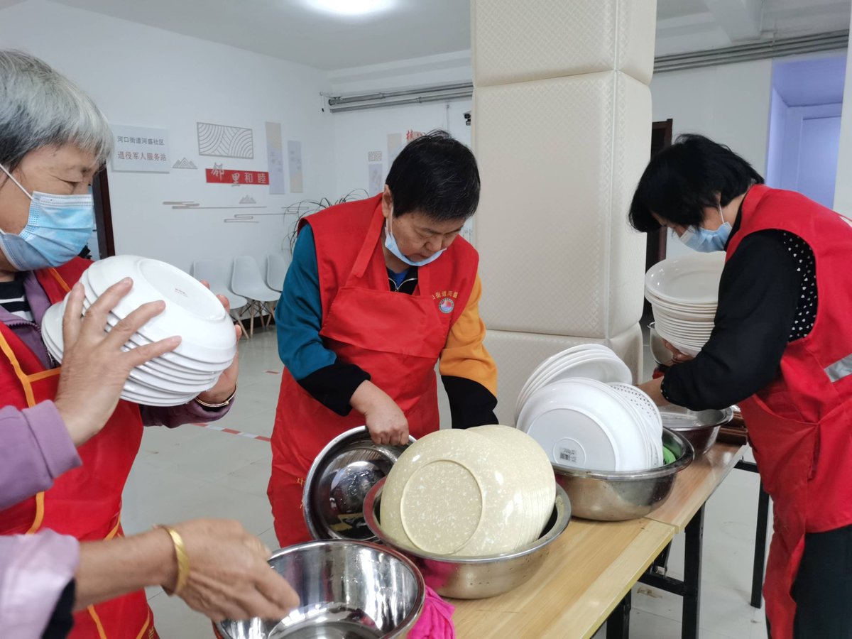 BroudinBruno's tweet photo. Just wrapped a 2-day community food drive! Volunteering with the local shelter to pack meals for 300+ families made my weekend so meaningful. Small acts add up  #VolunteerLife #CommunityHelp， https://t.co/HHTu4LPs11
