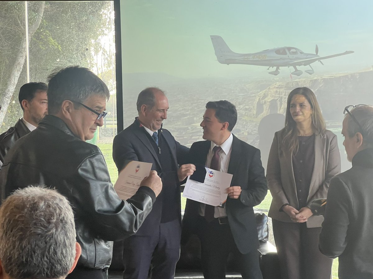mop_chile's tweet photo. El valor de trabajar en equipo por Chile.

Frente a la emergencia climática, la aviación civil fue clave para conectar Coquimbo y el sur de Atacama con agua, medicamentos y suministros después del sistema frontal.
Reconocemos la valentía y compromiso de cada piloto y tripulación. https://t.co/Mk8USLZETO
