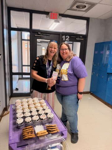 merkelisd's tweet photo. 🍰BOY Testing ran like a piece of cake!

A sweet shoutout to our incredible Merkel Middle School teachers and staff for making Beginning-of-Year testing run so smoothly!

To show their appreciation, MMS brought their campus a sweet treat. 💜💛 https://t.co/qGkWHBjCNE