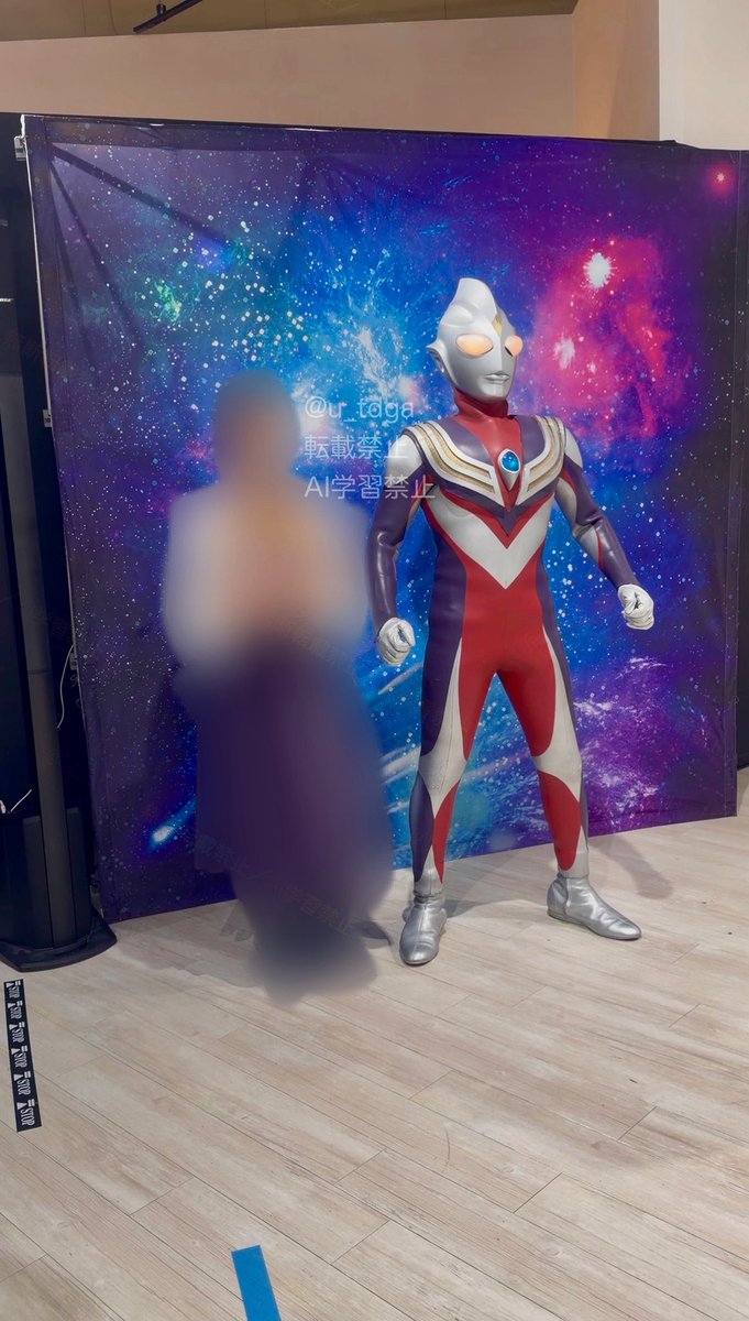 u_tdga's tweet photo. 最後のウルトラショット見返して…

カメラマンのお兄さんから｢もっと近くに寄りましょ〜！｣って言われて2枚目まで行って、さらに｢もっと寄って〜！｣の声に
『もう腕が当たるし、もう寄れるとこないのに〜😂💦』と内心アワアワしてた(笑)

そしてこんな時に気配遮断発揮するな、
自分！笑 https://t.co/d6ISiGyXjg