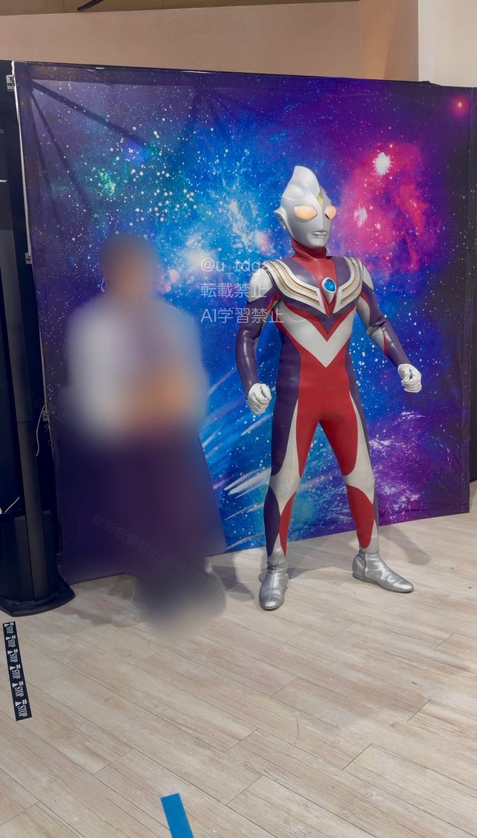 u_tdga's tweet photo. 最後のウルトラショット見返して…

カメラマンのお兄さんから｢もっと近くに寄りましょ〜！｣って言われて2枚目まで行って、さらに｢もっと寄って〜！｣の声に
『もう腕が当たるし、もう寄れるとこないのに〜😂💦』と内心アワアワしてた(笑)

そしてこんな時に気配遮断発揮するな、
自分！笑 https://t.co/d6ISiGyXjg