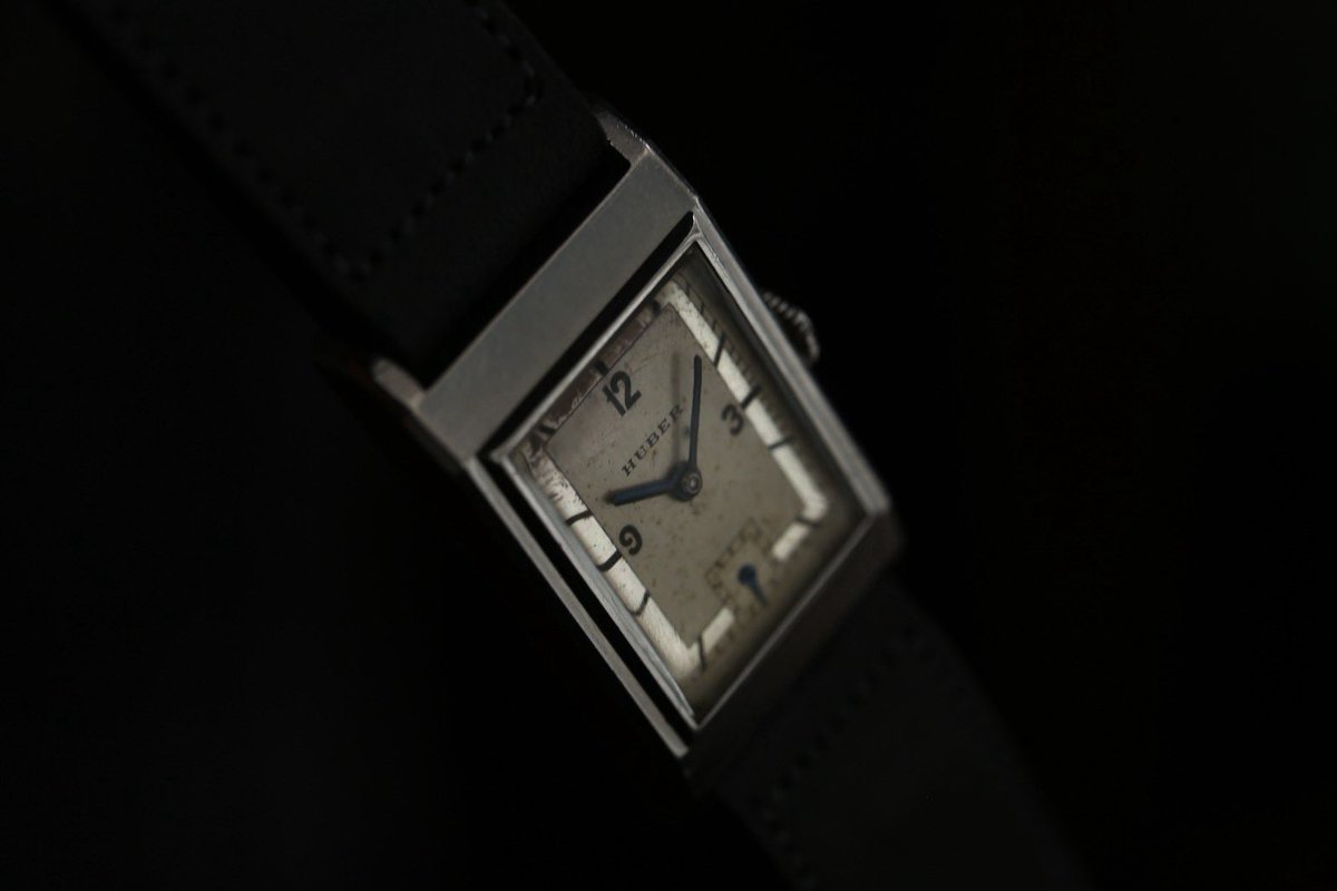 whitekings46's tweet photo. 1930年代末期から40年代初頭にかけてのレクタンギュラー。ドイツの宝飾店HUBERがスイスにオーダーをかけています。
高いデザイン性で知られる同ブランド、洗練された線の中に重厚な空気を内包するのはドイツの血が入るからか。単にネームを入れるだけを善しとしない、装身具としての拘りっぷりが光る。 https://t.co/olCYaQtWDL