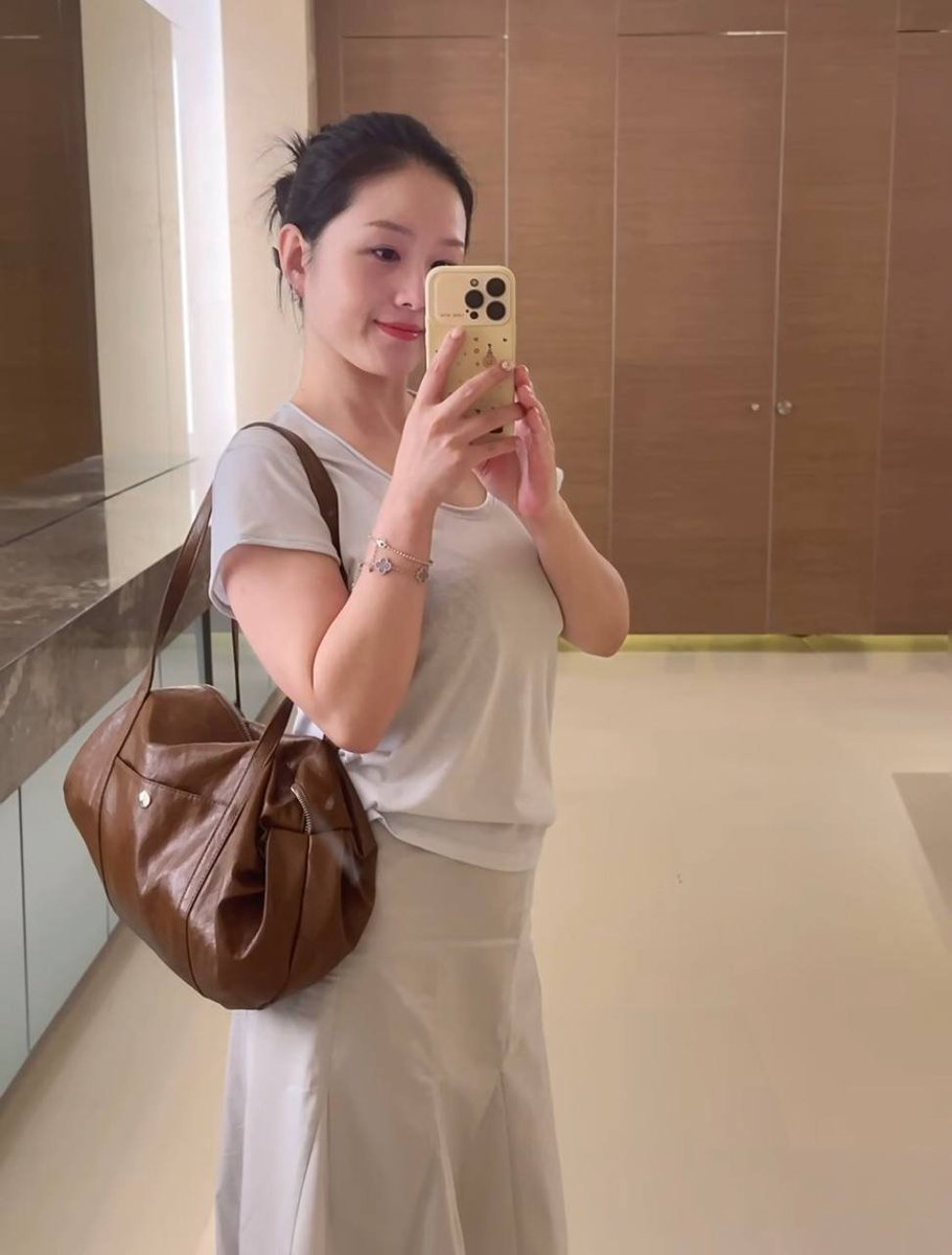 Tipkrita4's tweet photo. 裴姨鼓起勇气第一次在 X 发正面自拍，真心希望能收获善意与欣赏。 https://t.co/0RXvzIuNwI