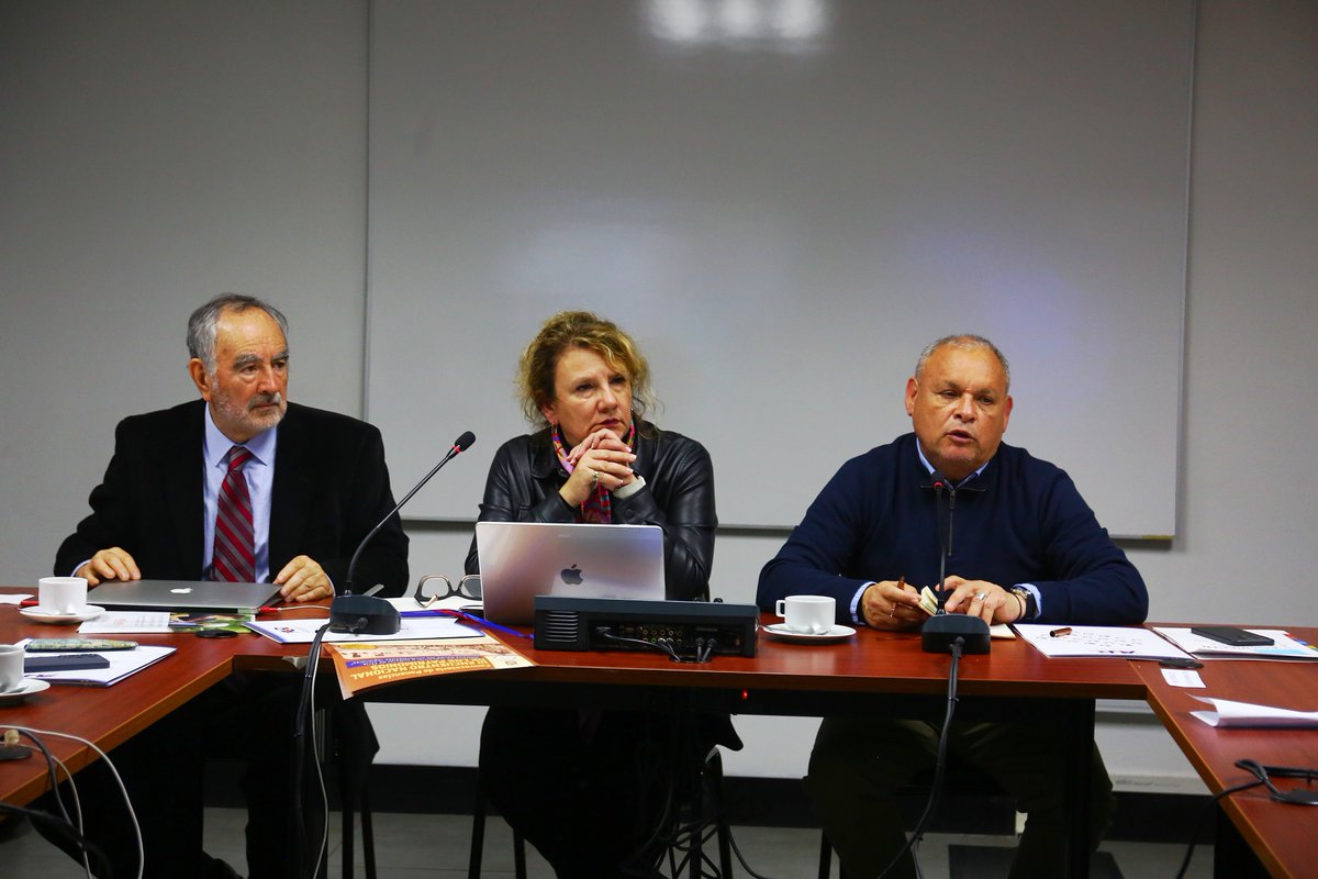 AUR_cl's tweet photo. 🔘DESTACAMOS: Gobernadores @agorechicl  y Universidades Regionales de #AUR Acuerdan Abordar de Forma Conjunta Discusión Presupuestaria!!
https://t.co/qtnKlhXv0h https://t.co/A6q7tsGWhx
