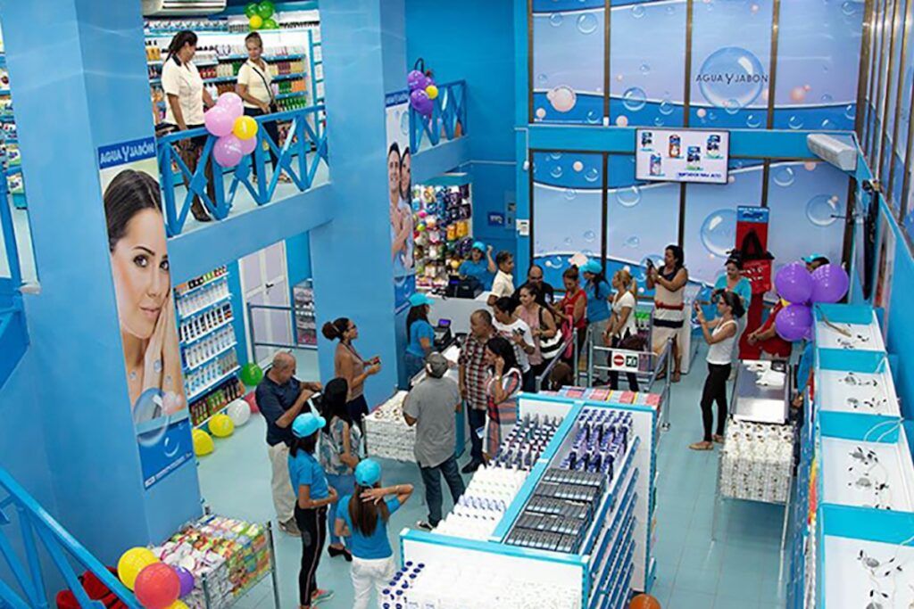 CubaHerald's tweet photo. Cuba entrega antiguas “shoppings” a privados para reactivar locales estatales. CUBA #crisis #lahabana #politica https://t.co/P7H0WvEM8i https://t.co/J2301Ot4om