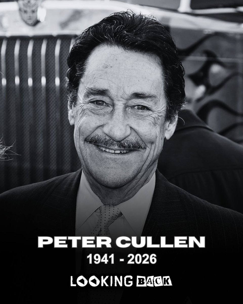 lookingback95's tweet photo. El mundo de la actuación de voz despide a una leyenda: Peter Cullen falleció a los 85 años. Voz inolvidable de Optimus Prime en 'Transformers' e Igor en 'Winnie the Pooh', nos dejó un legado de fuerza y empatía. "Be strong enough to be gentle".  #PeterCullen #Transformers #QEPD https://t.co/XLqr6KgYn8