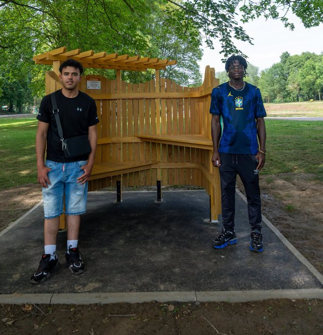 AlertesInfos's tweet photo. 🍼🇫🇷 Deux lycéens de Lens ont conçu un banc spécialement pensé pour permettre aux jeunes mères d’allaiter plus facilement au parc de la Glissoire, à Avion. Avec cette initiative, ils souhaitent faire évoluer le regard porté sur l’allaitement et contribuer à le rendre plus naturel dans l’espace public.