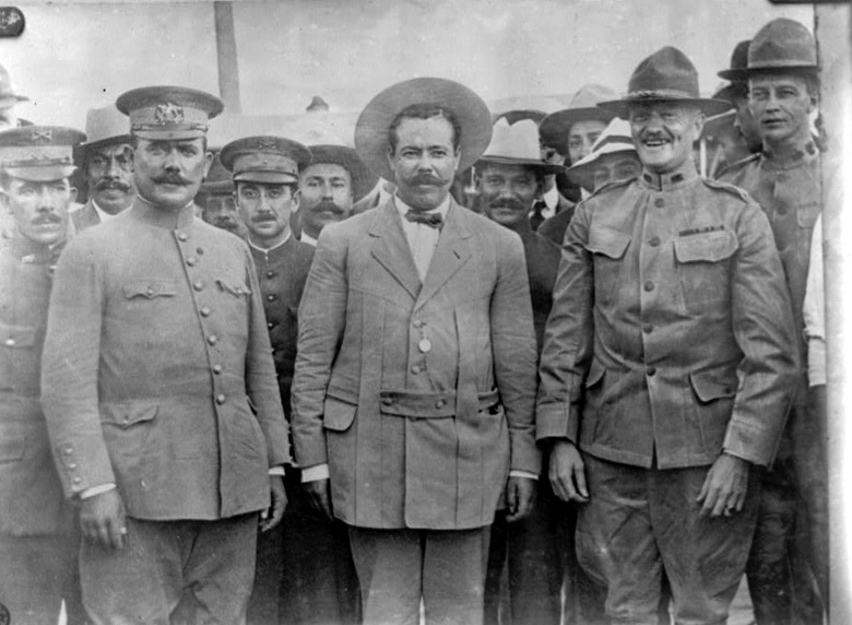 MuseoPresidente's tweet photo. 27 de agosto de 1914.- Los Generales Francisco Villa y Álvaro Obregón se encuentran con el general estadounidense John J. Pershing sobre el puente internacional entre Ciudad Juárez, Chihuahua, y El Paso, Texas. https://t.co/qaWjTfQiF8