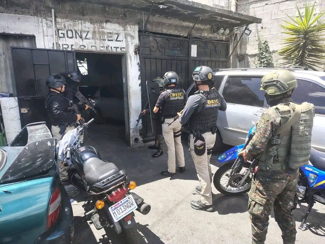 Informa2ESA's tweet photo. ALLANAMIENTOS EN GUATEMALA PERMITEN INCAUTAR FUERTE SUMA DE DINERO

Las autoridades guatemaltecas ejecutan allanamientos en la zona 7 de la capital como parte de una investigación por extorsiones y ataques armados.

En uno de los inmuebles intervenidos, ubicado en Granizo II, fueron encontrados aproximadamente Q548 mil en efectivo. La PNC informó además sobre una persona neutralizada durante el operativo.