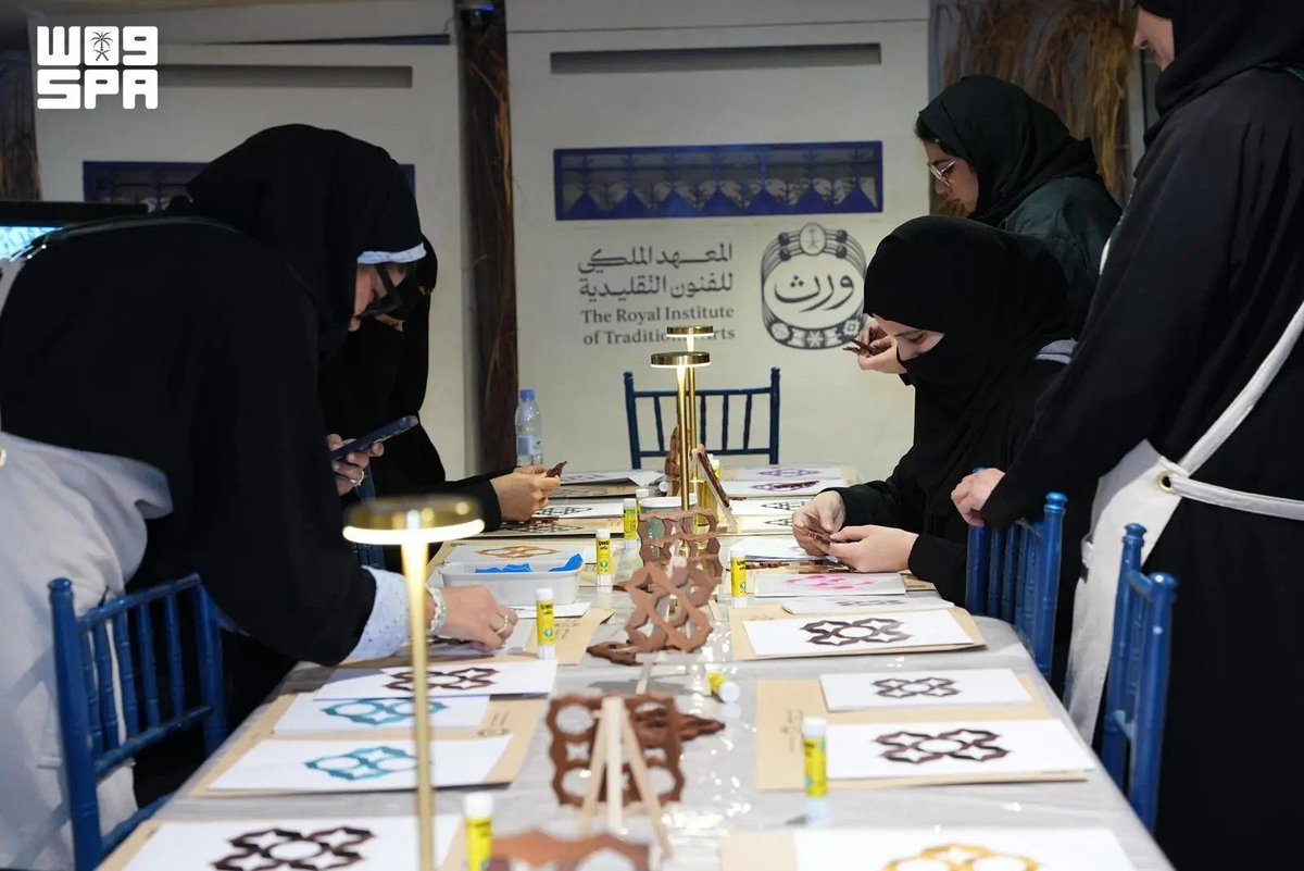 JeddahNow's tweet photo. ⭕ متحف البحر الأحمر يثري "صيف جدة التاريخية" بتجارب تجمع العلم والفن والسينما

📄 يواصل متحف البحر الأحمر في مبنى "باب البنط" التاريخي بمنطقة جدة التاريخية فعالياته ضمن مبادرة "صيف جدة التاريخية"، مستقطبًا العائلات والمهتمين بالثقافة والعلوم، عبر برامج تفاعلية تجمع بين التعليم والفنون والسينما، وتسهم في تعزيز الوعي بالبيئة البحرية والإرث التاريخي للبحر الأحمر لدى الأجيال الناشئة.

 وتتضمن الفعاليات "مختبر البحر الأحمر"، الذي يقدم للأطفال ورشًا تعليمية تفاعلية وفق منهجية STEM في مجالات العلوم والتقنية والهندسة والرياضيات، ويعرّفهم من خلال التجارب العملية المبسطة بالتنوع البيولوجي وخصائص البيئة البحرية للبحر الأحمر، إلى جانب تنمية مهارات الاستكشاف والتفكير الابتكاري لديهم، وتستمر فعاليات المختبر حتى 29 أغسطس الجاري.

 وفي الجانب الترفيهي والتوعوي، يقدم المتحف برنامج "سينما البحر"، الذي يتيح للعائلات والأطفال مشاهدة عروض سينمائية تفاعلية مستوحاة من عالم البحار والكائنات المائية، من بينها فيلم Finding Nemo، بما يسهم في تقديم رسائل بيئية بأسلوب قصصي وترفيهي يعزز ارتباط الأطفال بالحياة البحرية وأهمية المحافظة عليها.

 ويستكمل المتحف تجربته الثقافية من خلال معرض "بوابة البوابات" للفنان السعودي معاذ العوفي، الذي يوثق فوتوغرافيًا الذاكرة المعمارية لمبنى "باب البنط"، ويستعرض تفاصيل المكان ومقتنياته التي بقيت في أروقته قبل ترميمه وإعادة توظيفه متحفًا، مقدمًا للزوار سردًا بصريًا لتحول المبنى من بوابة ارتبطت بالحجاج والمسافرين إلى وجهة ثقافية تحتفي بتاريخ جدة والبحر الأحمر.

 ويفتح متحف البحر الأحمر أبوابه للزوار مجانًا من الثلاثاء إلى الأحد، من الساعة العاشرة صباحًا حتى العاشرة مساءً، داعيًا العائلات والمهتمين إلى الاستفادة من البرامج والفعاليات خلال الأيام المتبقية من شهر أغسطس، والتسجيل في الأنشطة التفاعلية والعروض السينمائية عبر المنصات الرسمية.