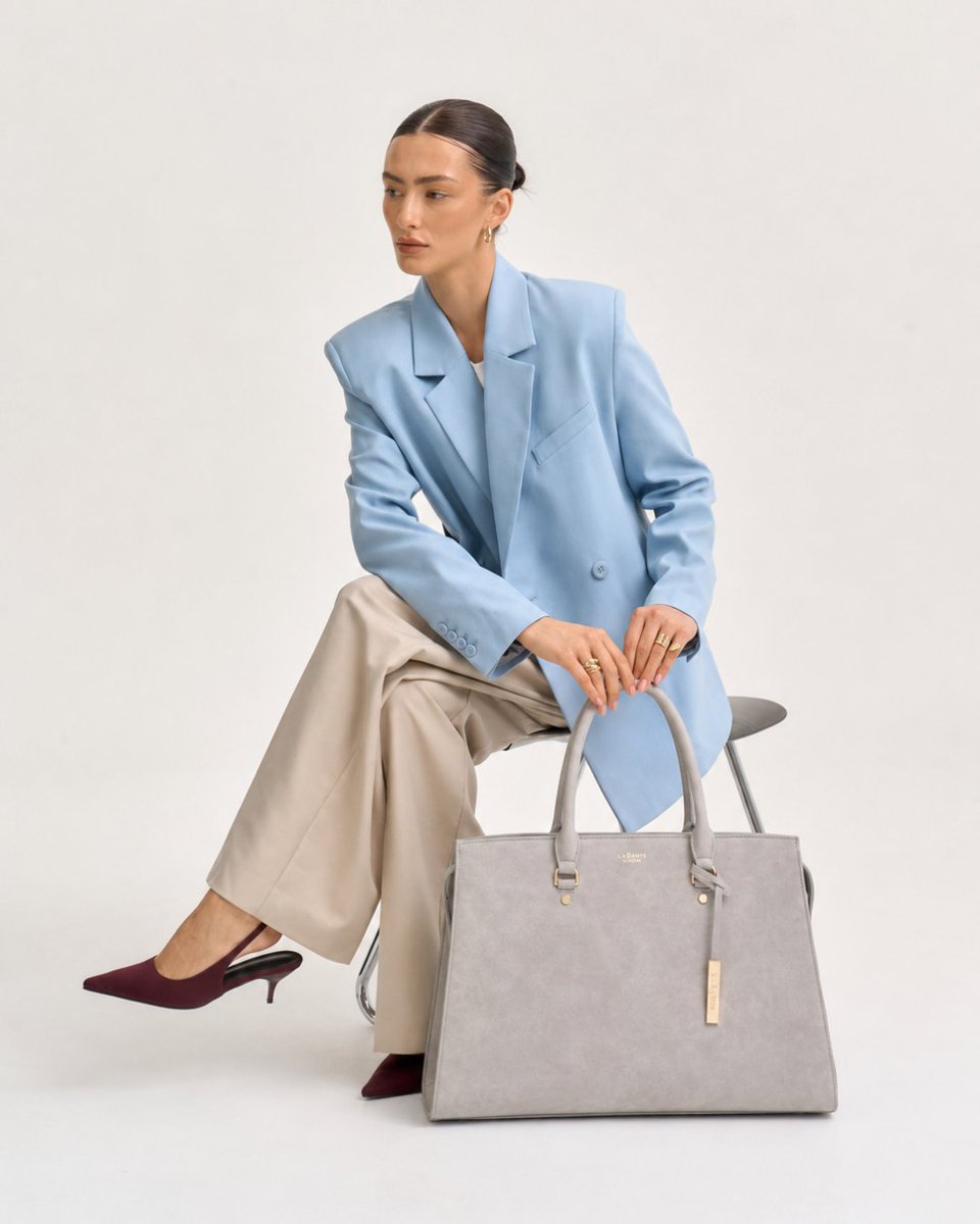 labante_london's tweet photo. Pairing structured tailoring with the ultimate workday essential. Our grey laptop tote offers spacious, sophisticated storage crafted from 100% vegan, cruelty-free materials. Because true elegance belongs in every boardroom. https://t.co/jACyBUFJQ6