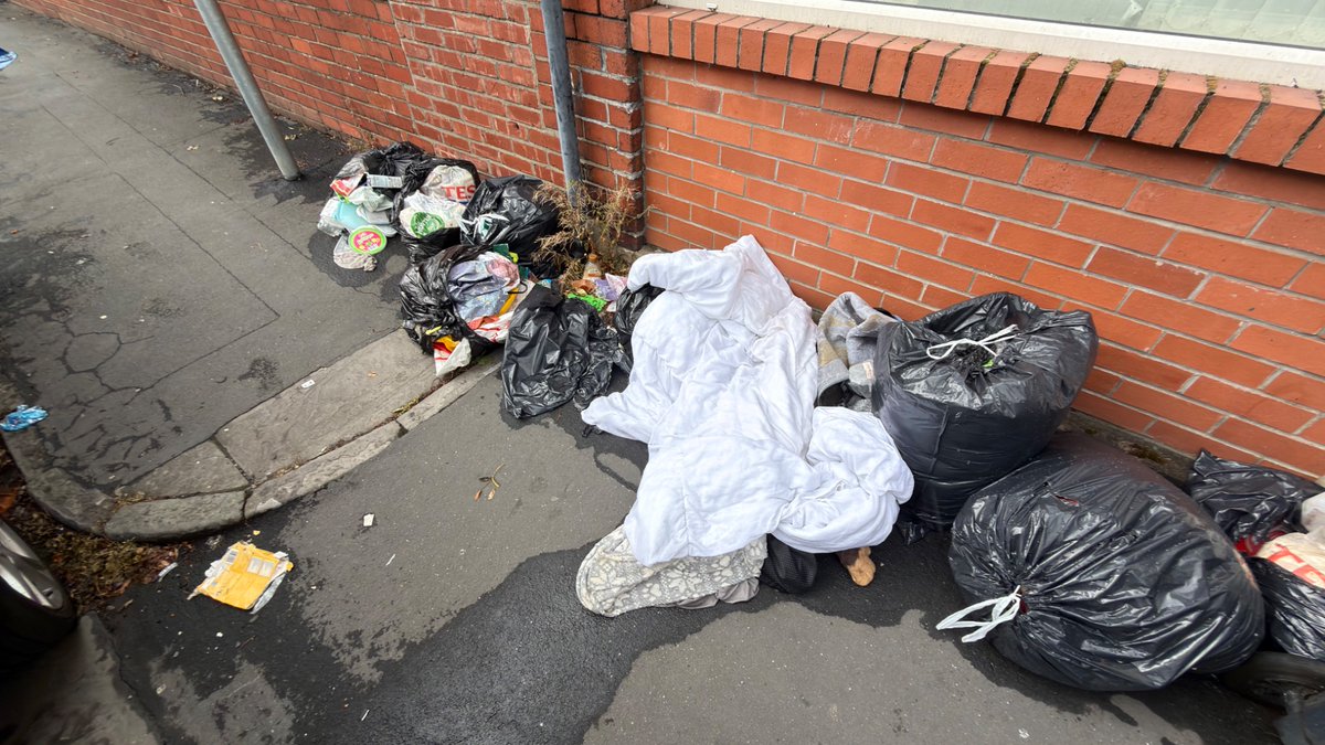 cozcozens's tweet photo. @Help_C2C fly-tipping on Soberton Avenue

W3W location:
///dirt.toward.museum https://t.co/KhvZoxiVLT