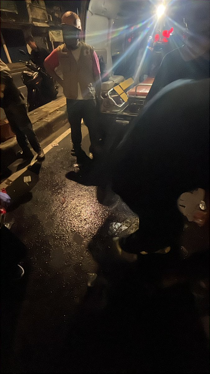 hyeongjcn's tweet photo. KUDDDDOOOSSSS buat temen2 ojol dan warga yg membantu dr mobilisasi korban, bikin barikade ngelilingi ambulans pas kita obatin korban dan bantu mobilitas logistik. Semoga hal2 baik selalu menyertai😞❤️🫂 and thanks kepada @remon_juni2441 yg anterin P3K tambahan ambulans kami https://t.co/jjXTl9q443