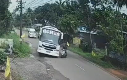 BBehera19's tweet photo. @NCMIndiaa -On high speed 
-Centre of gravity of bus shifted away from centre.
-no option available to get bus back to straight 
- Cant deficiency is excessively high formed by bus due to Curvature formed by it during sharp turn and due to no physically available cant.
-Recipe for disaster. https://t.co/JPefttHYhC