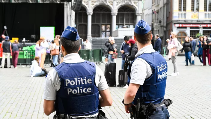 delestoile's tweet photo. 🇧🇪 W Brukseli po serii strzelanin władze ogłosiły „sytuację zagrożenia narodowego” i wzmocniły policję.
W ostatnich dniach sierpnia doszło tam do kilku strzelanin z broni automatycznej, m. in. w Anderlechcie i Saint-Gilles, w ktorych było kilku rannych. Ostrzelano nawet komisariat. Od początku roku w regionie brukselskim odnotowano już ponad 60 strzelanin.
Minister spraw wew. Bernard Quintin napisał: „Jesteśmy w sytuacji zagrożenia narodowego. Walka z przestępczością zorganizowaną musi być absolutnym priorytetem”.