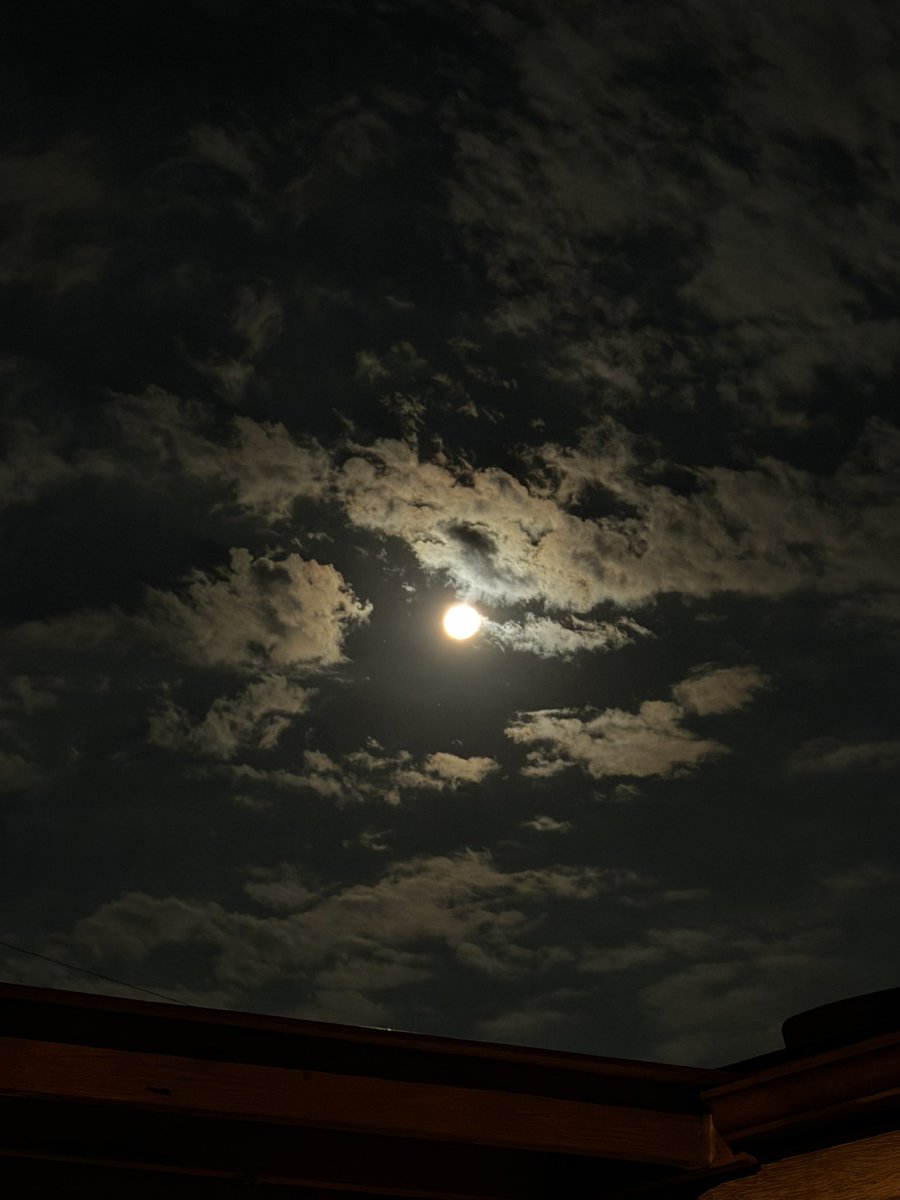 BlueRazz62's tweet photo. @blodgrevinnen Pictures don’t do it justice, but the full moon looked really cool last night https://t.co/vex3Xiepug